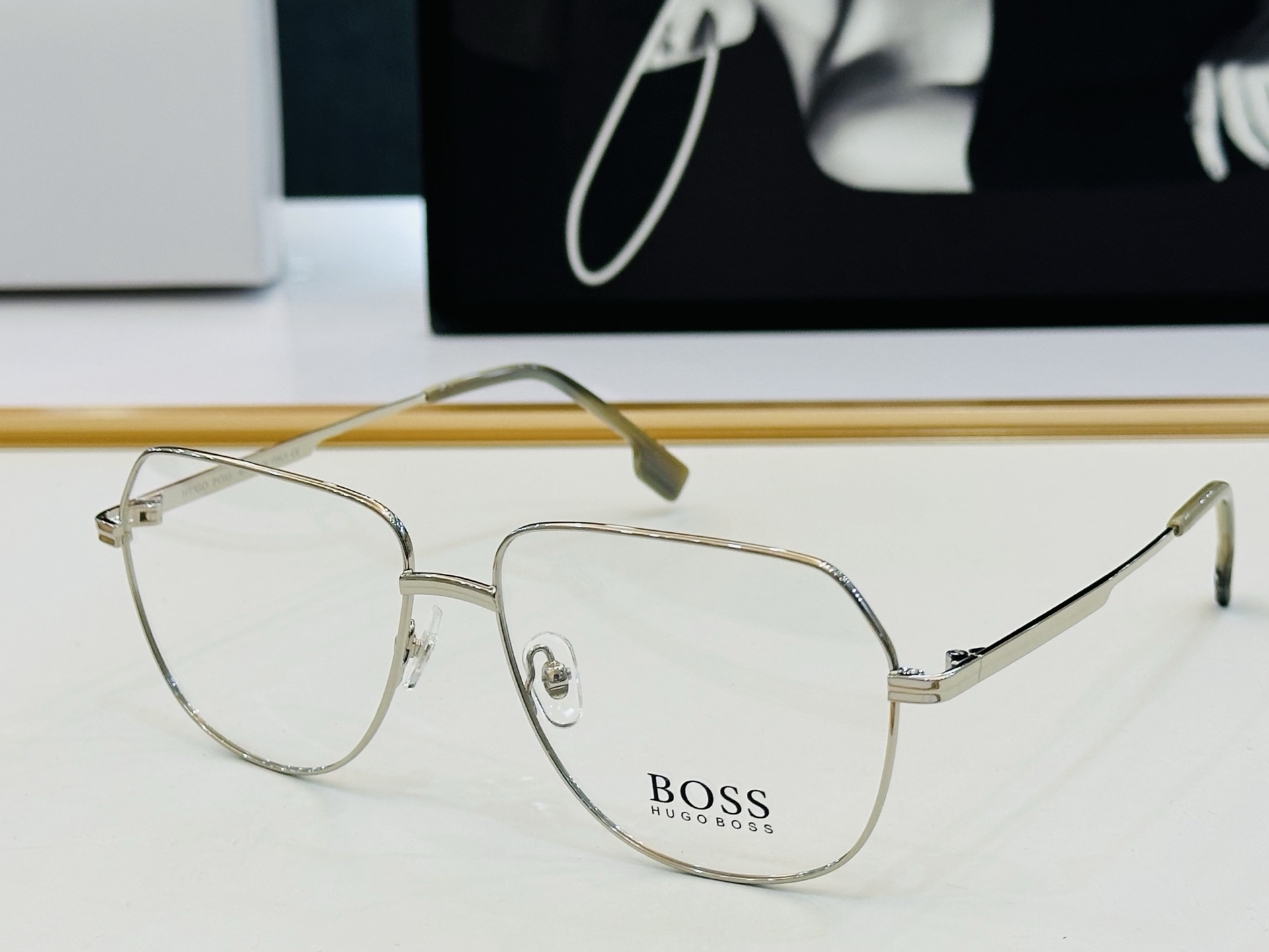 🆕 BOSS1608 Size：60口15-145 🕶🕶💋💋👣👣  高品质 不挑脸 🍁经典不过时框型 L