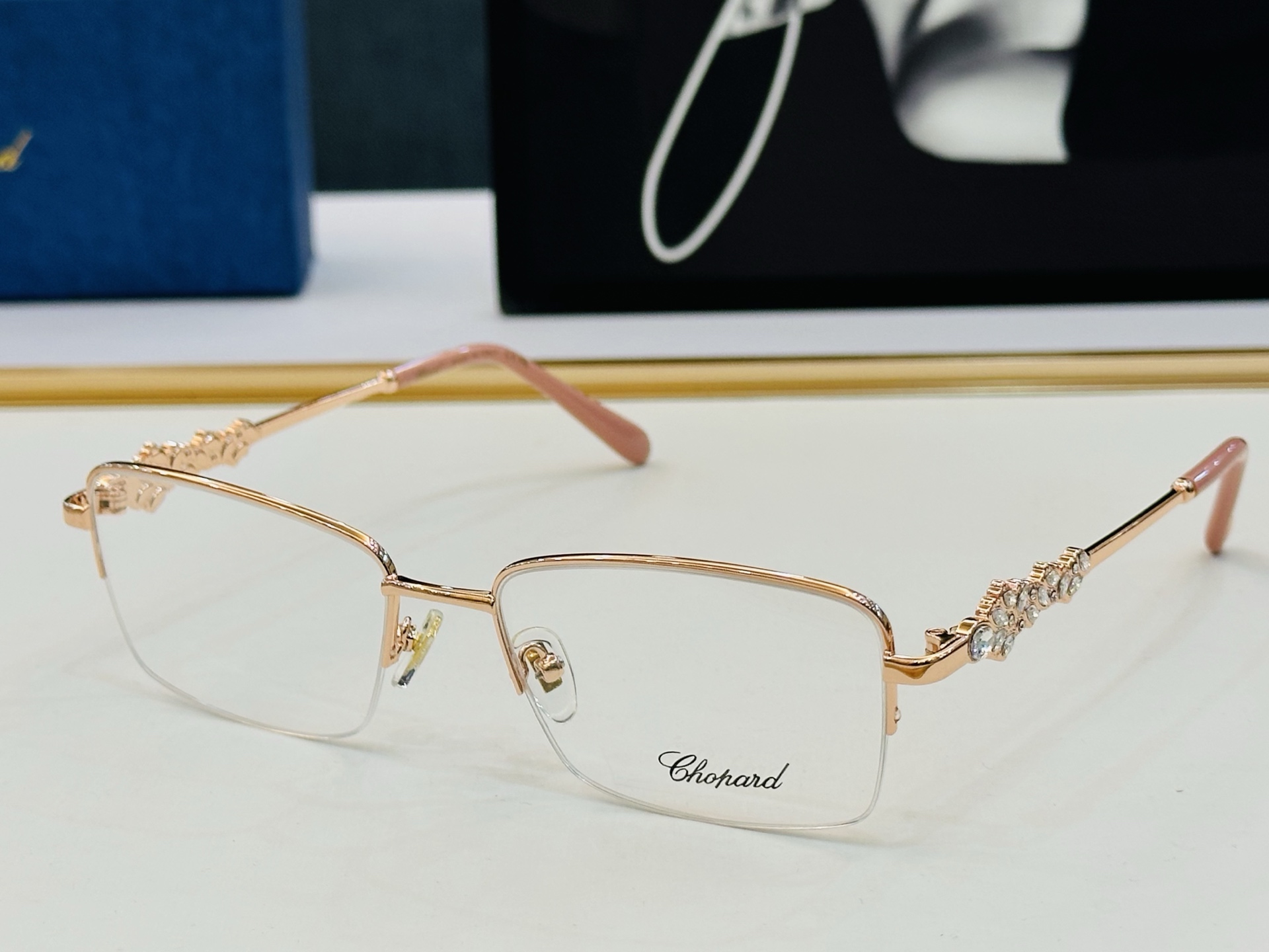 原版 ChoPard肖邦 MODEL VCHD67  Size：56口18-145 以现代时尚的设计风格