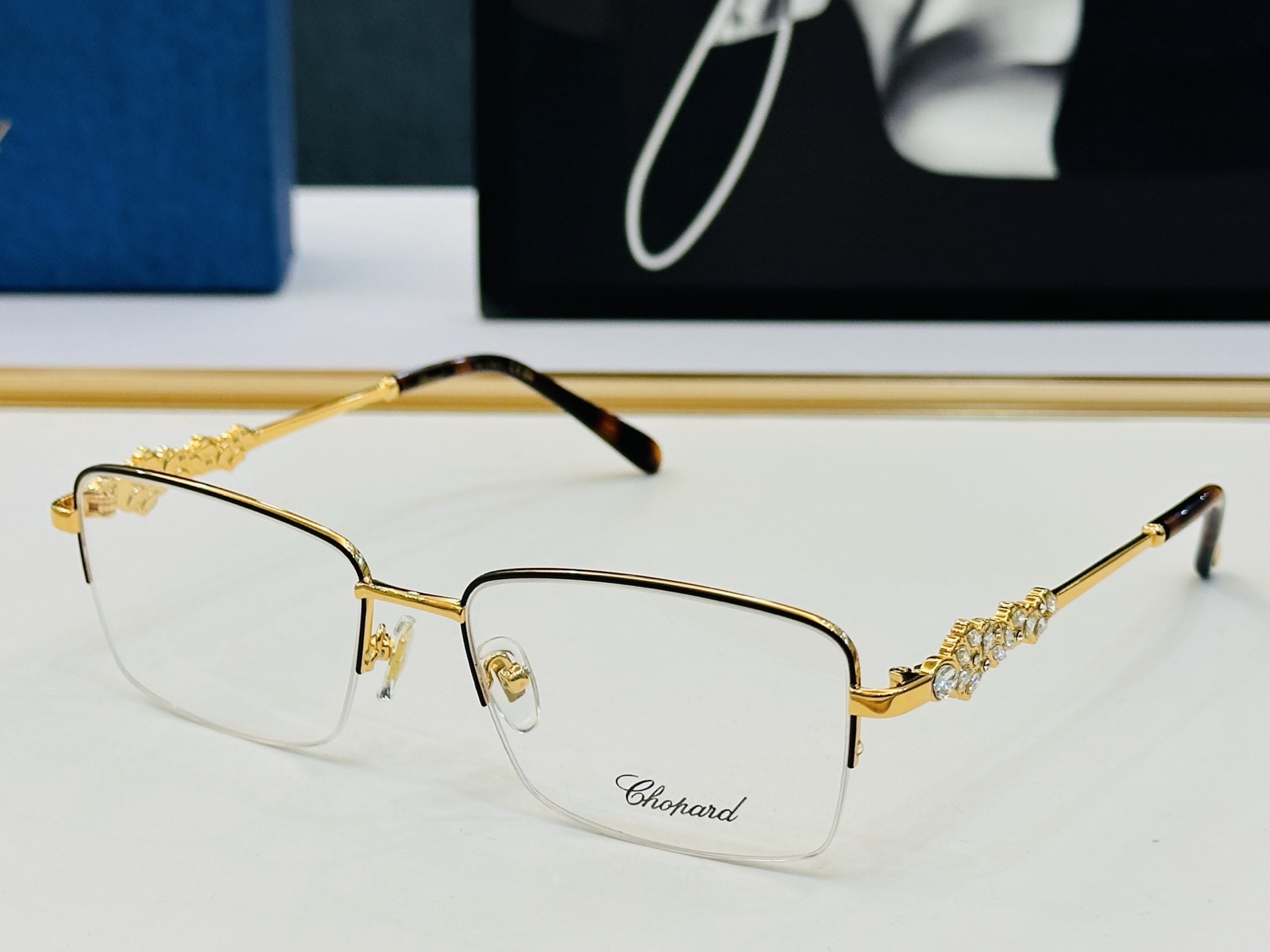 原版 ChoPard肖邦 MODEL VCHD67  Size：56口18-145 以现代时尚的设计风格