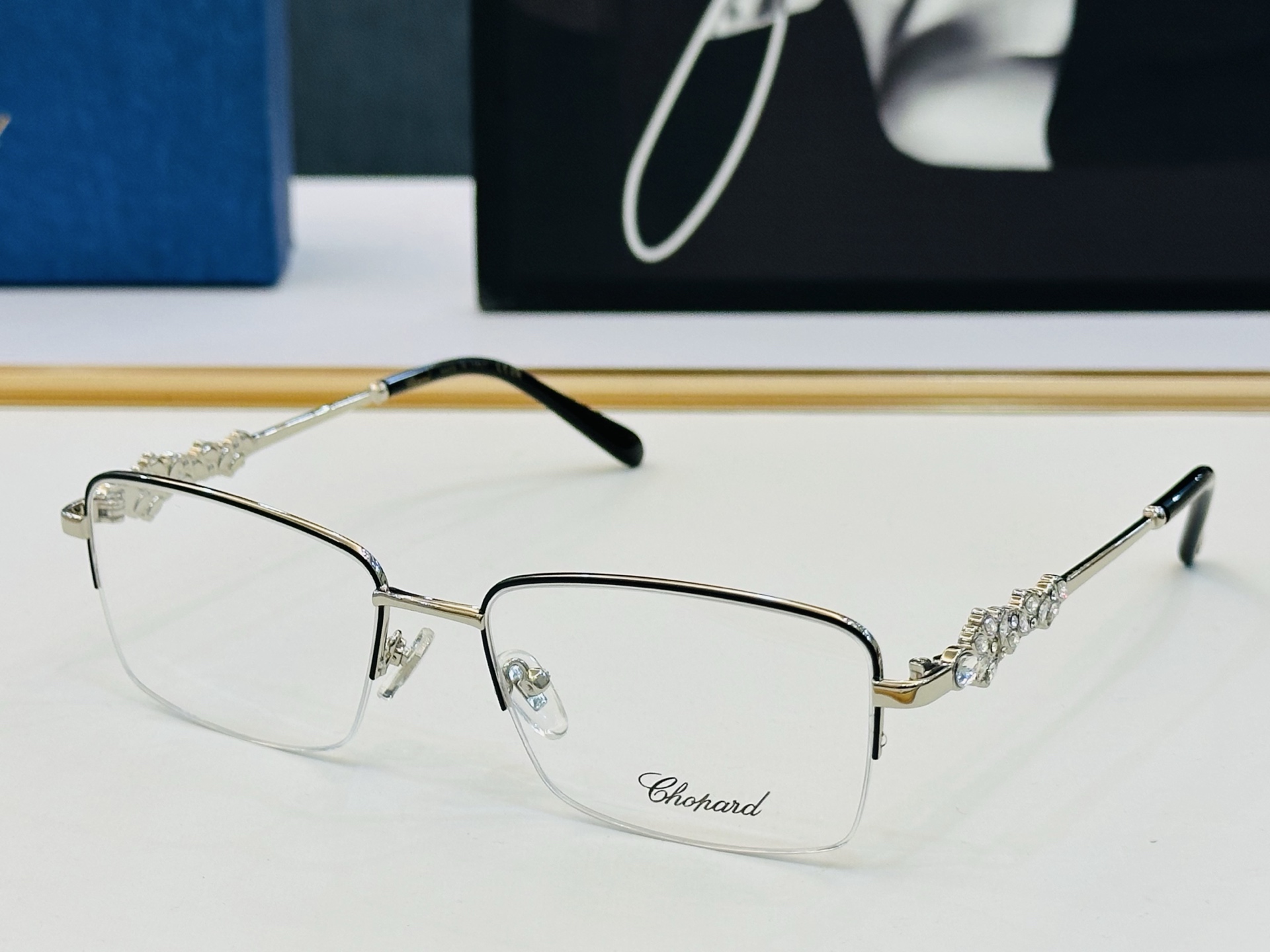 原版 ChoPard肖邦 MODEL VCHD67  Size：56口18-145 以现代时尚的设计风格