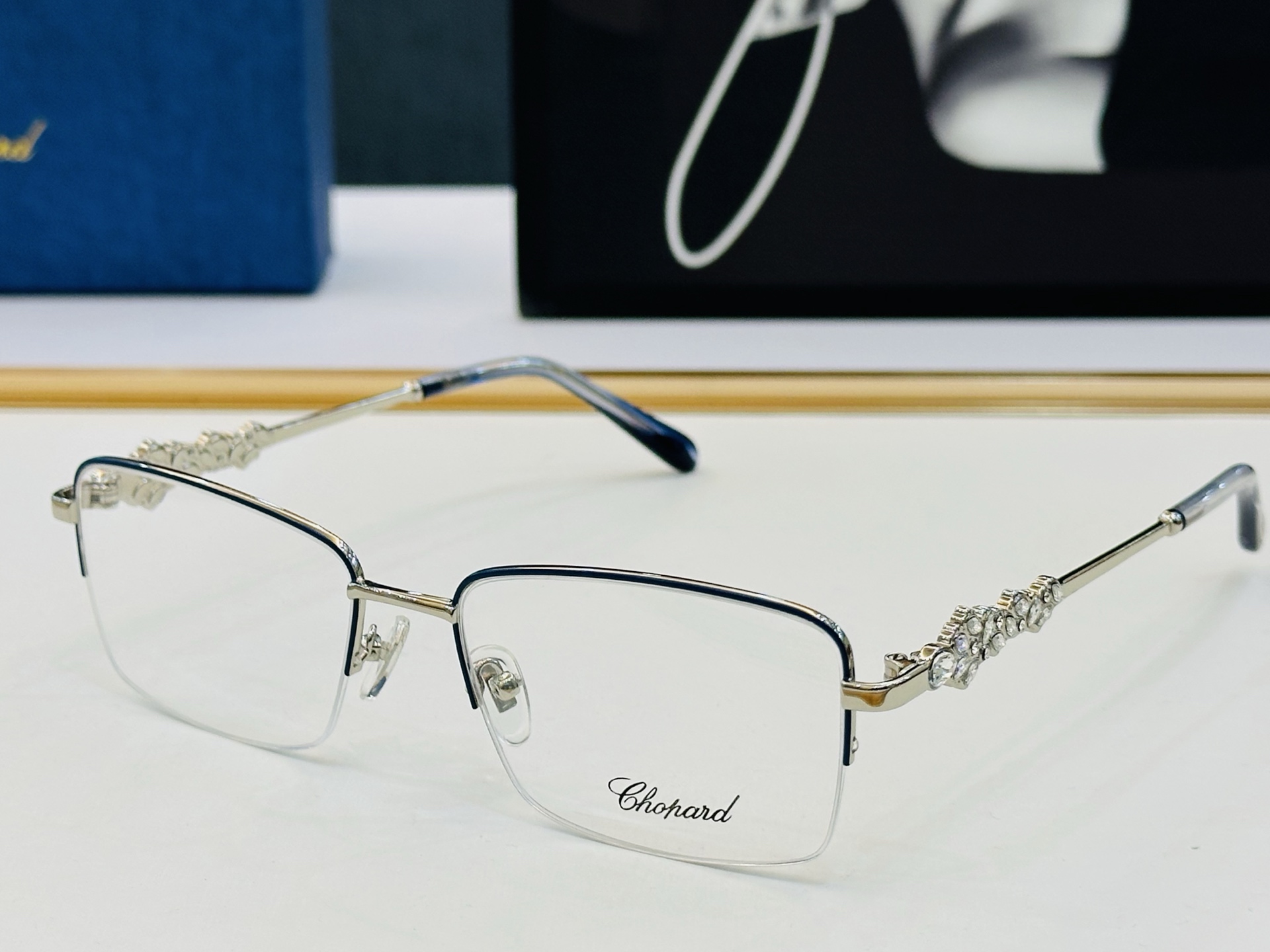 原版 ChoPard肖邦 MODEL VCHD67  Size：56口18-145 以现代时尚的设计风格