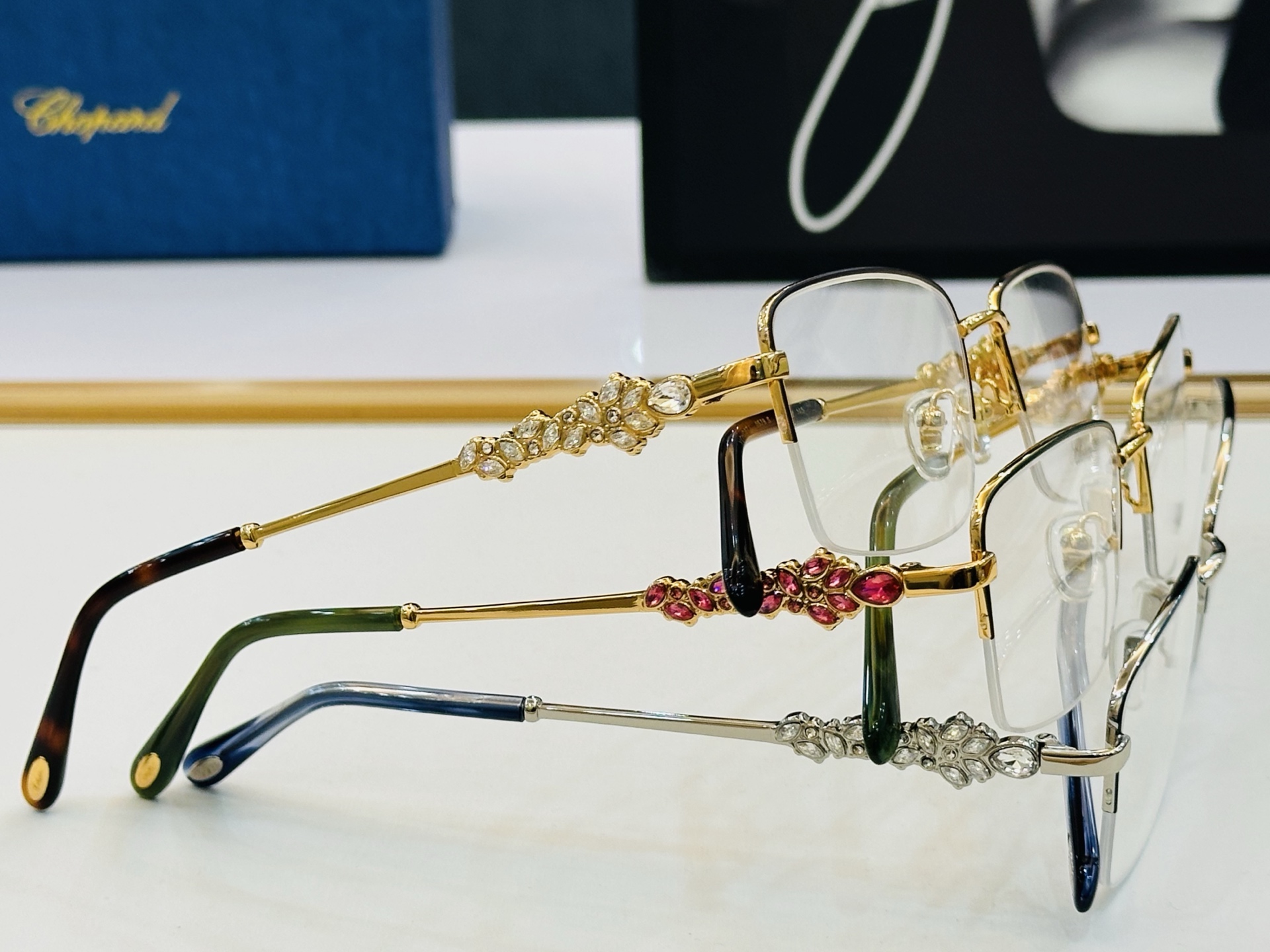 原版 ChoPard肖邦 MODEL VCHD67  Size：56口18-145 以现代时尚的设计风格