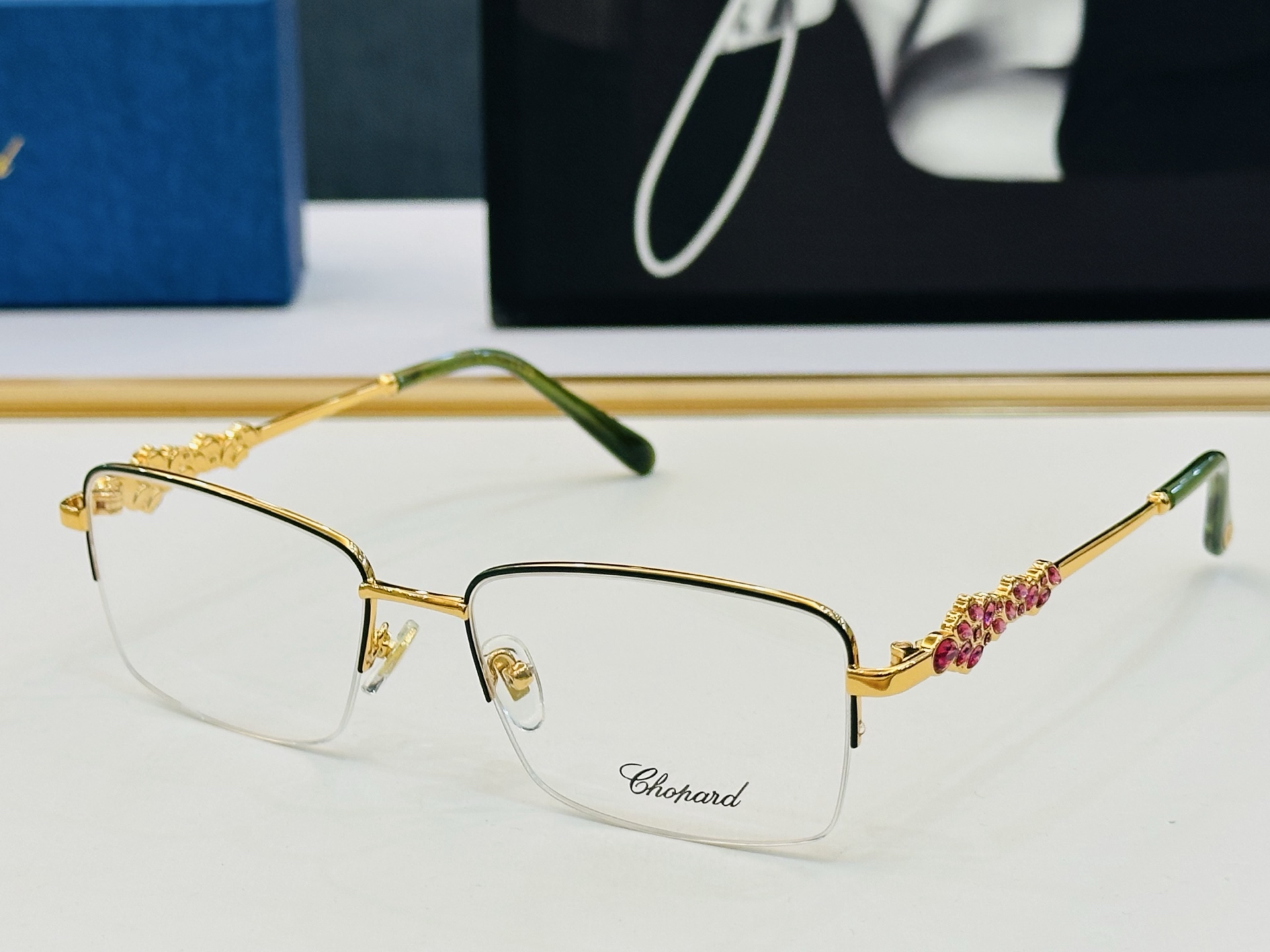 原版 ChoPard肖邦 MODEL VCHD67  Size：56口18-145 以现代时尚的设计风格