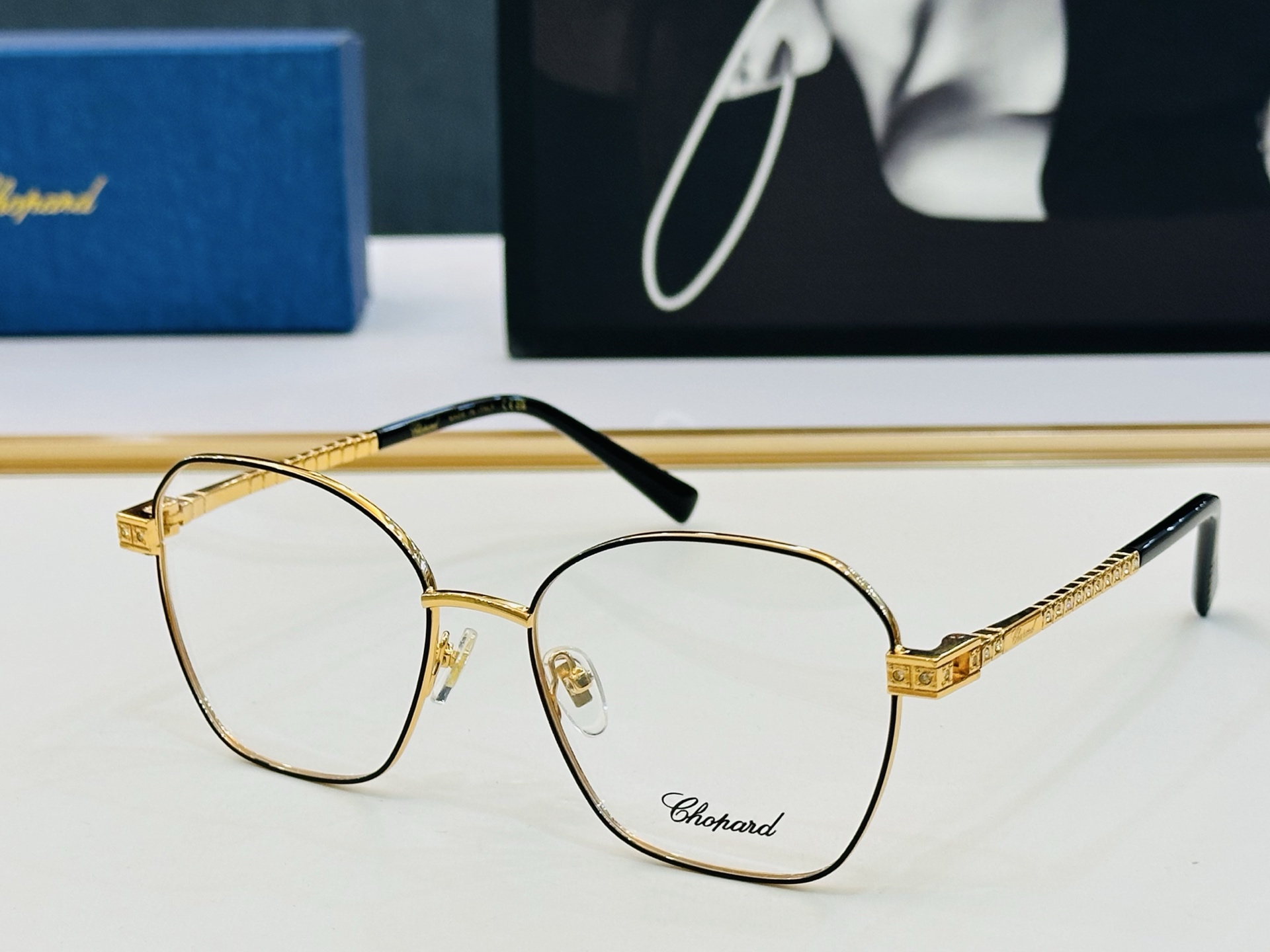 NO:372109,Original Chopard Chopin MODEL: VCHL25S Size57 port 18-143 in modern and fashionable design style b light distribution rack glasses sunglasses sunglasses, glasses, chopard19860909原版 Chopard肖邦 MODEL: VCHL25S Size57口18-143以现代时尚的设计风格 b配光架 眼镜墨镜太阳镜,眼镜,chopard,glasses