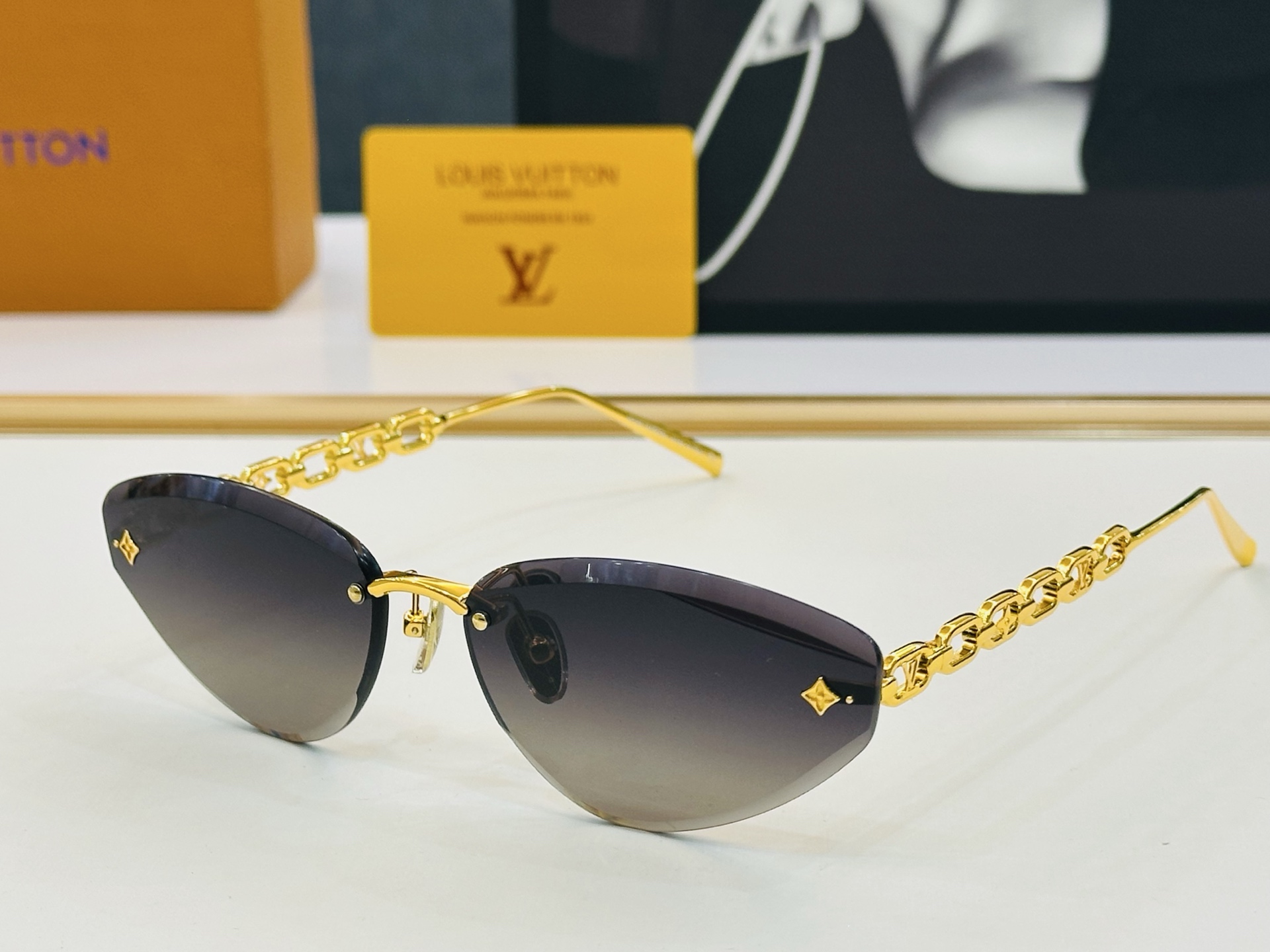 NO:372120,Louis Z3015U Size61 15-140 Vibrant Shows unique personality Shows you at the same time F High quality Glasses Sunglasses, Glasses, louis vuitton19860909路易家 Z3015U Size61口15-140 充满活力的 展现独特个性展现大气的你 F高品质 眼镜墨镜太阳镜,眼镜,louis vuitton,glasses