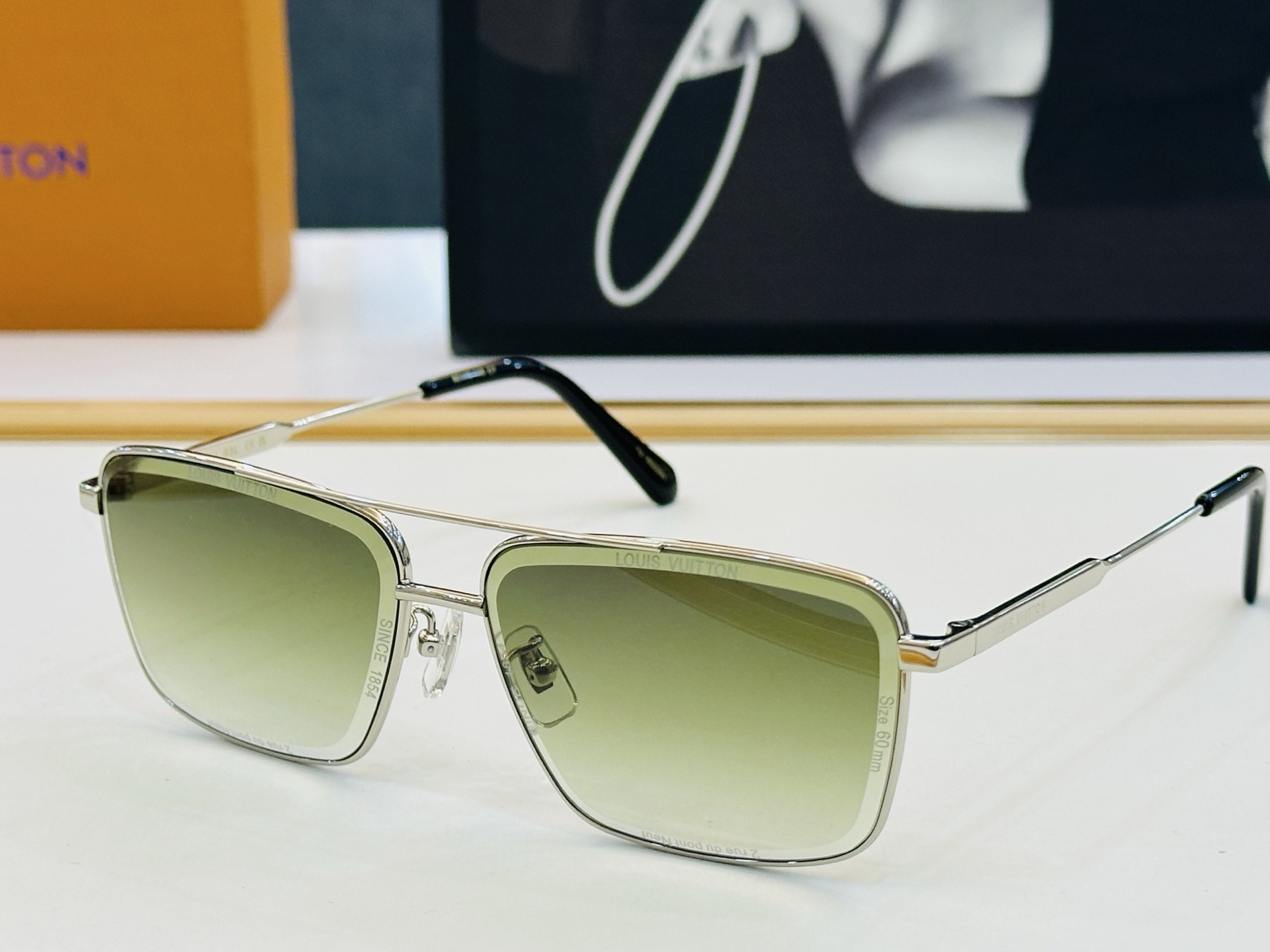 路易家 LOUIS *VUITON 原单高品质 Model Z2627U  高端货 Size：60口13