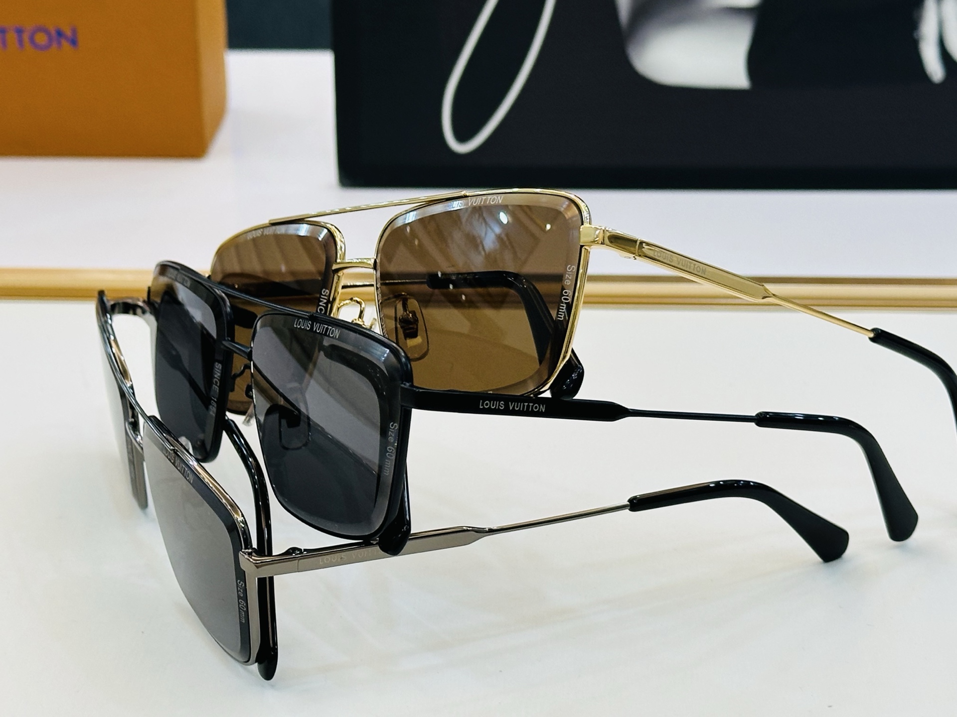 路易家 LOUIS *VUITON 原单高品质 Model Z2627U  高端货 Size：60口13