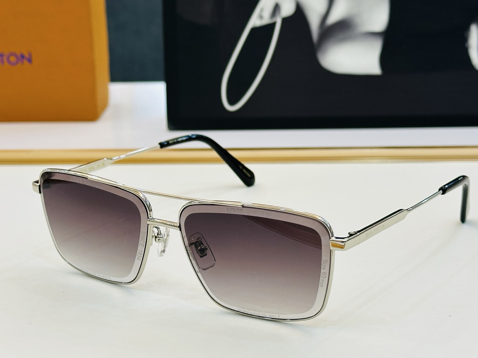 路易家 LOUIS *VUITON 原单高品质 Model Z2627U  高端货 Size：60口13