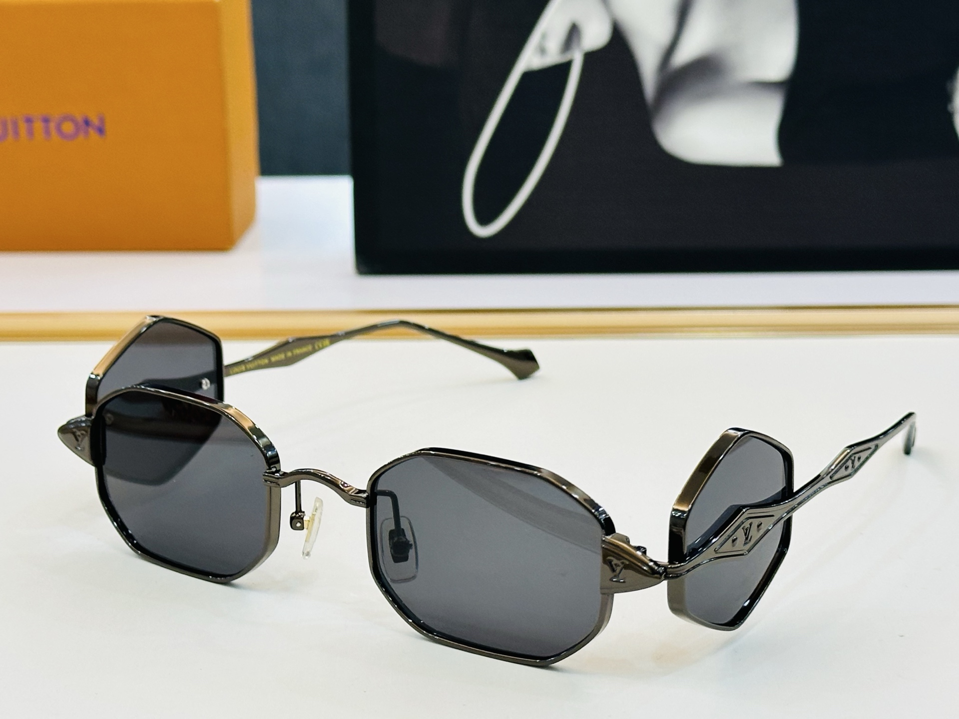 NO:373200,Louis ZU Size50 24-145 Vibrant Shows unique personality Shows you bm High quality Glasses Sunglasses Sunglasses, Glasses, louis vuitton19860909路易家 ZU Size50口24-145 充满活力的 展现独特个性展现大气的你 bm高品质 眼镜墨镜太阳镜,眼镜,louis vuitton,glasses