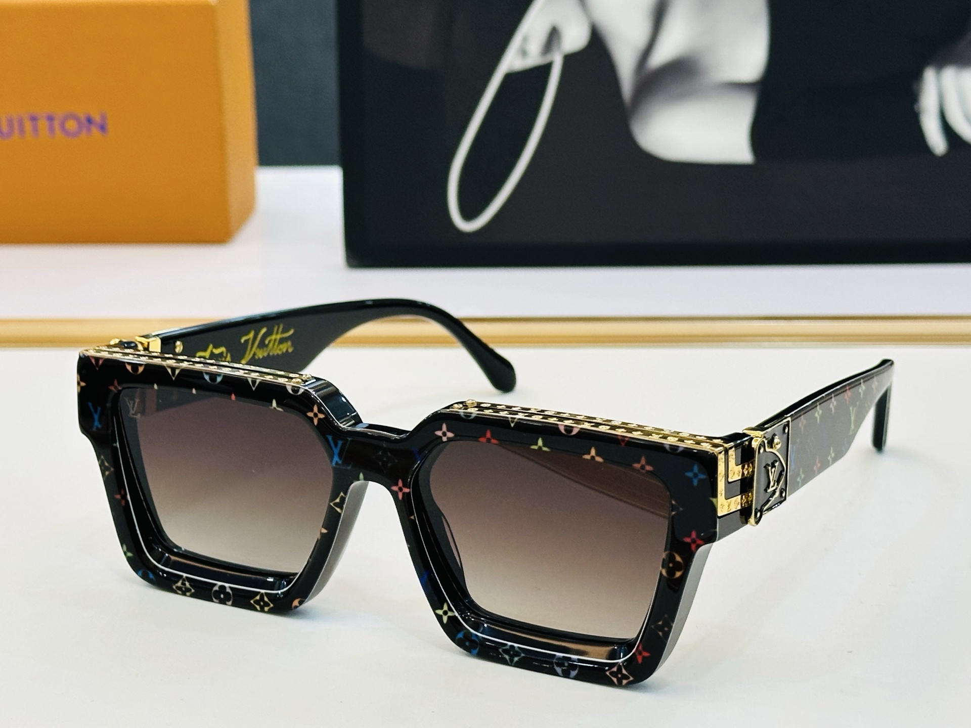 路易家 🎩Z96006WN Size：56口17 充满活力的 展现独特个性🌟展现大气的你 b高品质 👍👍