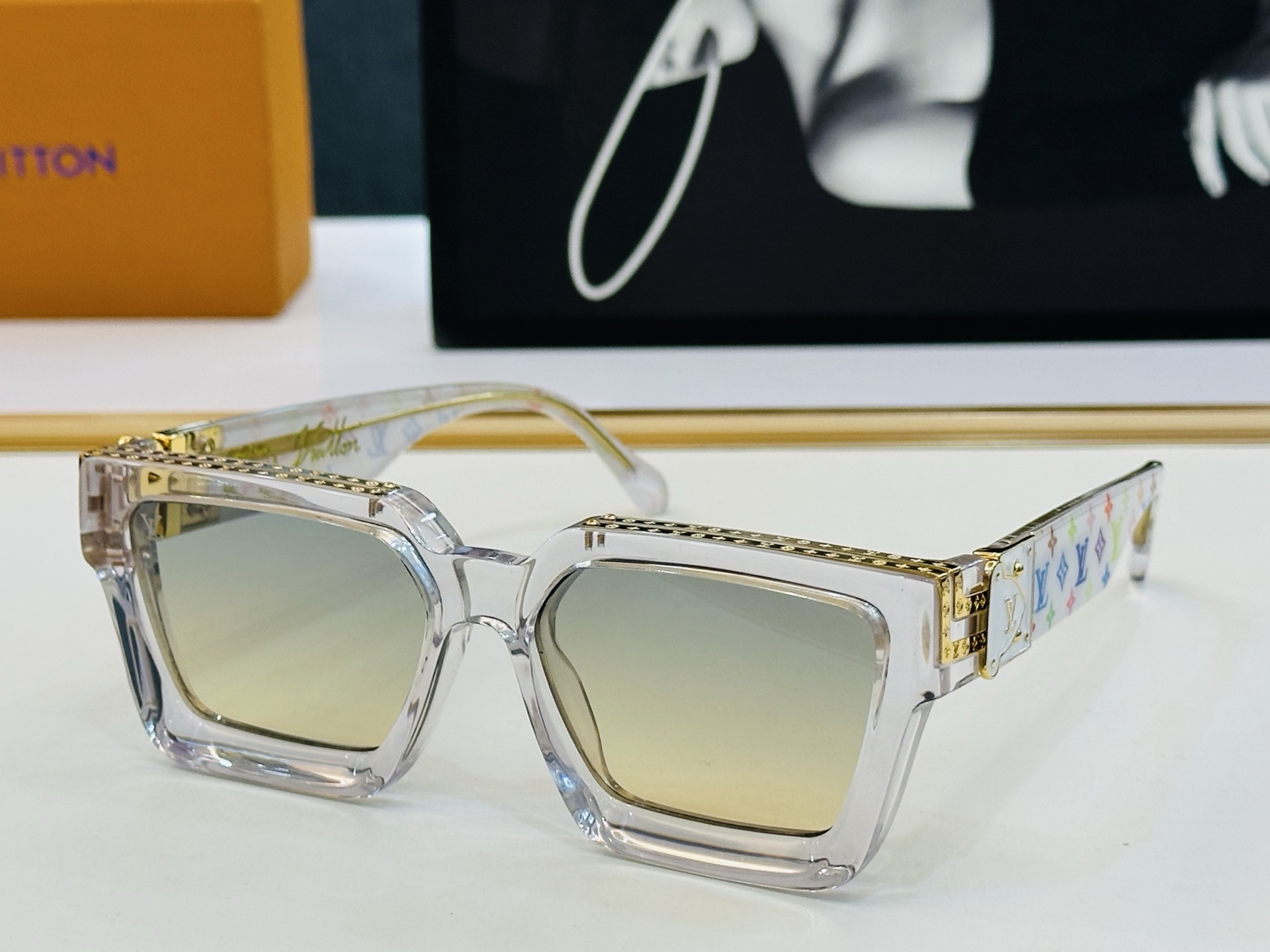 路易家 🎩Z96006WN Size：56口17 充满活力的 展现独特个性🌟展现大气的你 b高品质 👍👍