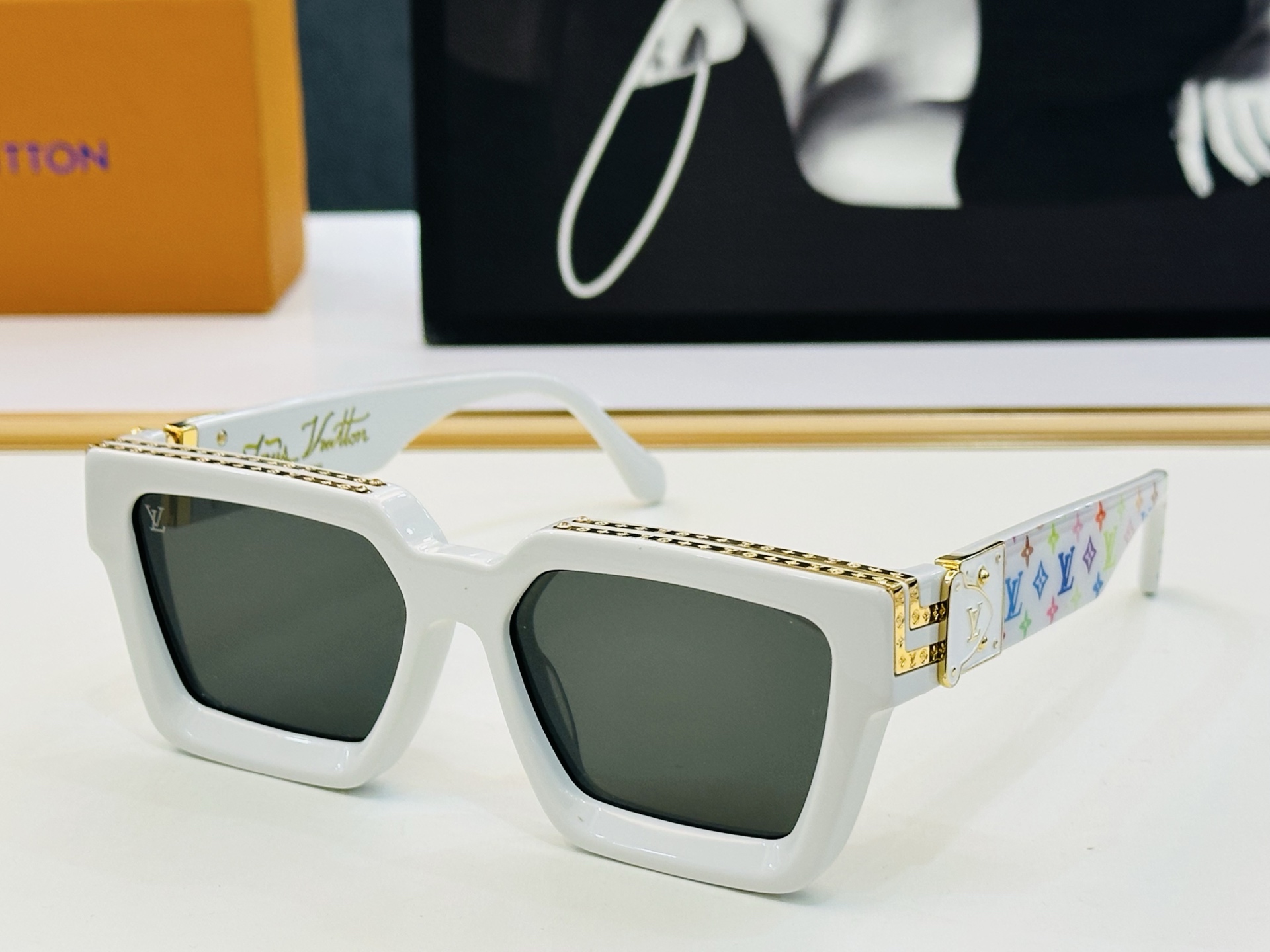 路易家 🎩Z96006WN Size：56口17 充满活力的 展现独特个性🌟展现大气的你 b高品质 👍👍