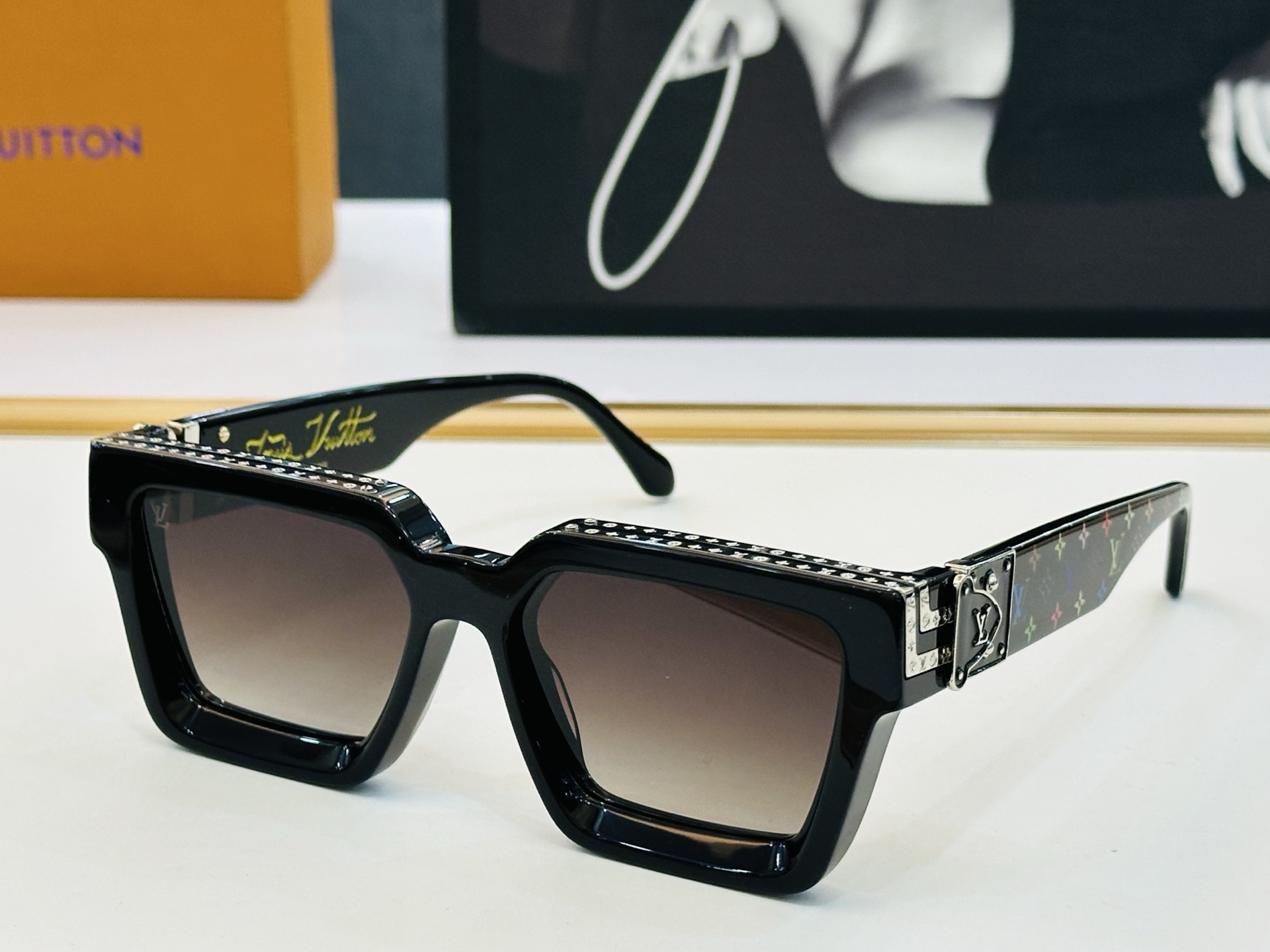 路易家 🎩Z96006WN Size：56口17 充满活力的 展现独特个性🌟展现大气的你 b高品质 👍👍