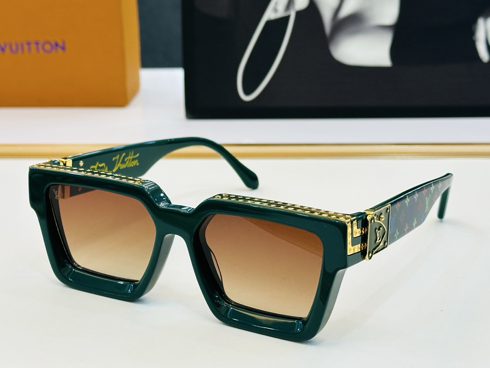 路易家 🎩Z96006WN Size：56口17 充满活力的 展现独特个性🌟展现大气的你 b高品质 👍👍