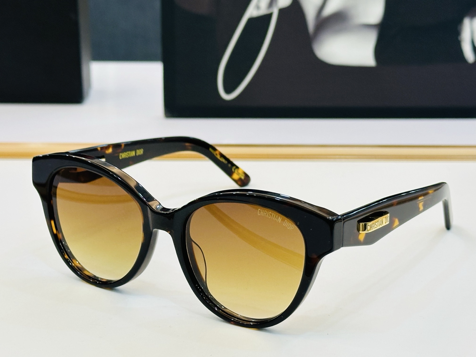 🔻🔻🔻DIO* CDICon B2I 迪家 Size：51口18-140 😎🔆。。搭配镜腿精致配饰 C官