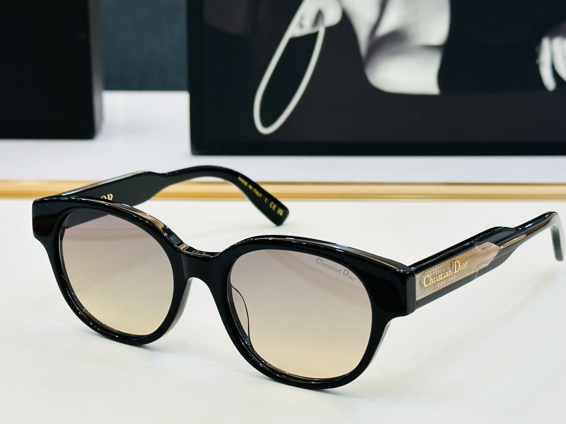 🔻🔻🔻DIO* CDICon R1F 迪家 Size：53口19-145 😎🔆。。搭配镜腿精致配饰 C官