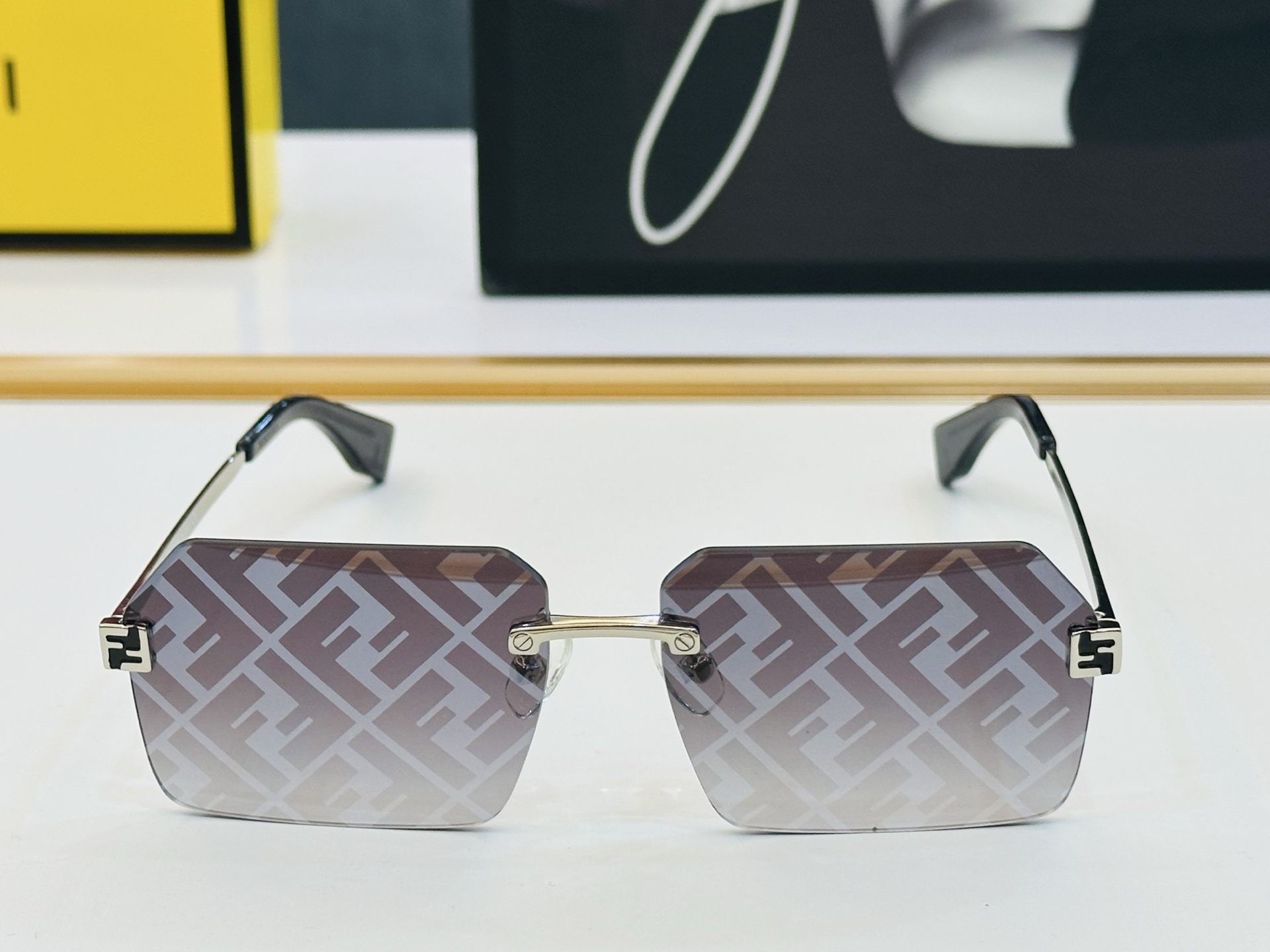 官网款 FenD* 芬家 原单时尚拉风太阳镜 FE40043U Size：58口13-145  F最好搭