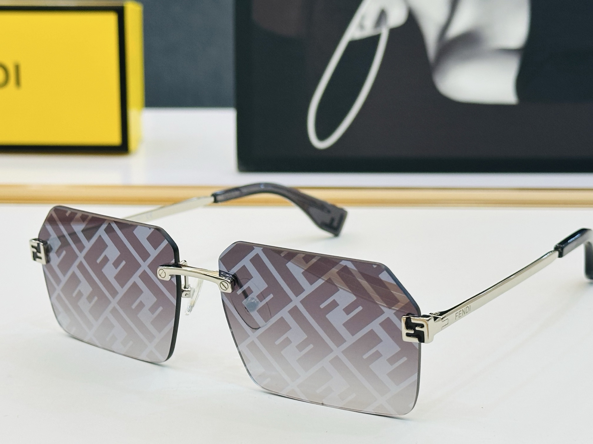 官网款 FenD* 芬家 原单时尚拉风太阳镜 FE40043U Size：58口13-145  F最好搭