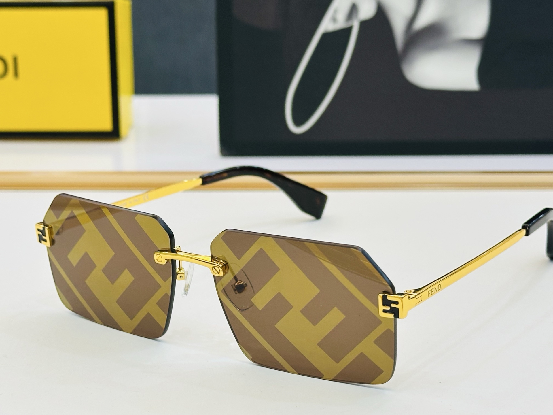 官网款 FenD* 芬家 原单时尚拉风太阳镜 FE40043U Size：58口13-145  F最好搭