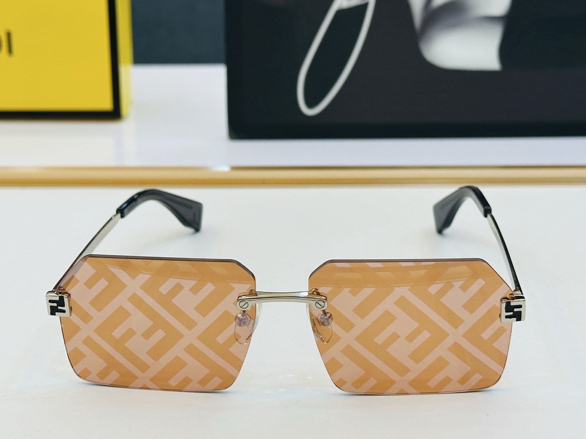 官网款 FenD* 芬家 原单时尚拉风太阳镜 FE40043U Size：58口13-145  F最好搭