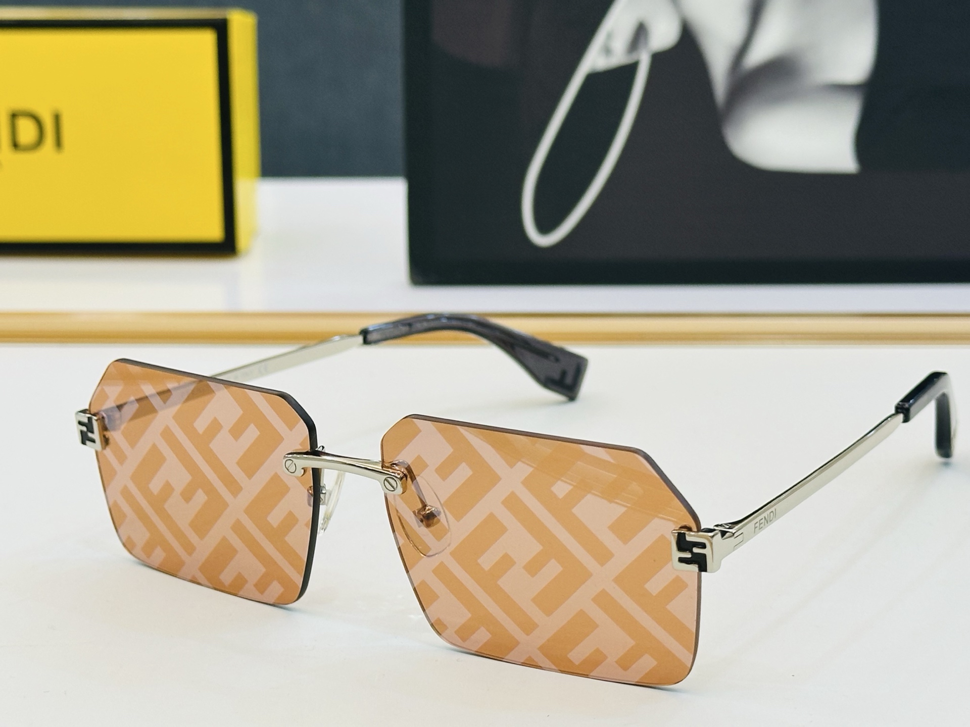 官网款 FenD* 芬家 原单时尚拉风太阳镜 FE40043U Size：58口13-145  F最好搭