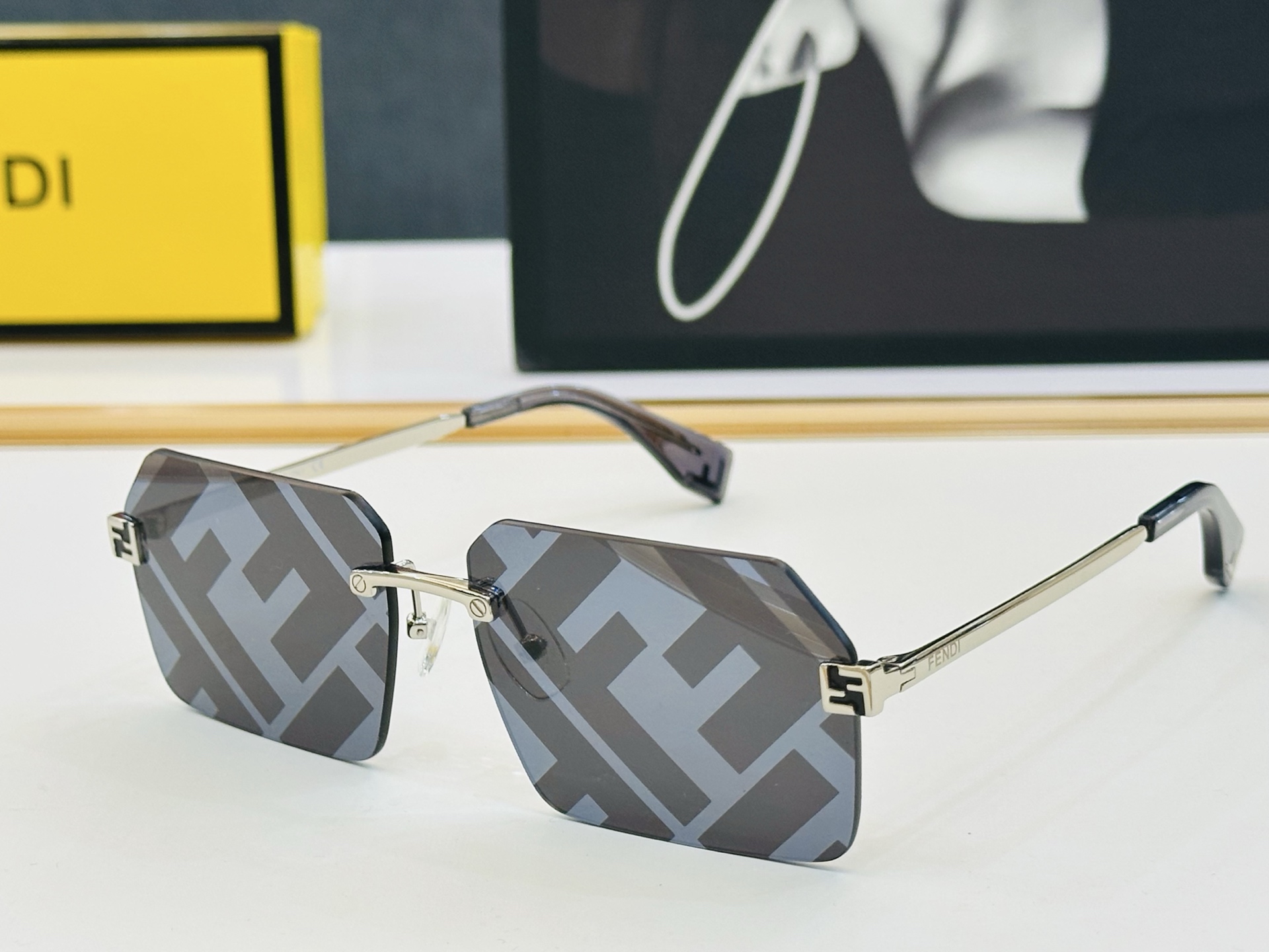 官网款 FenD* 芬家 原单时尚拉风太阳镜 FE40043U Size：58口13-145  F最好搭