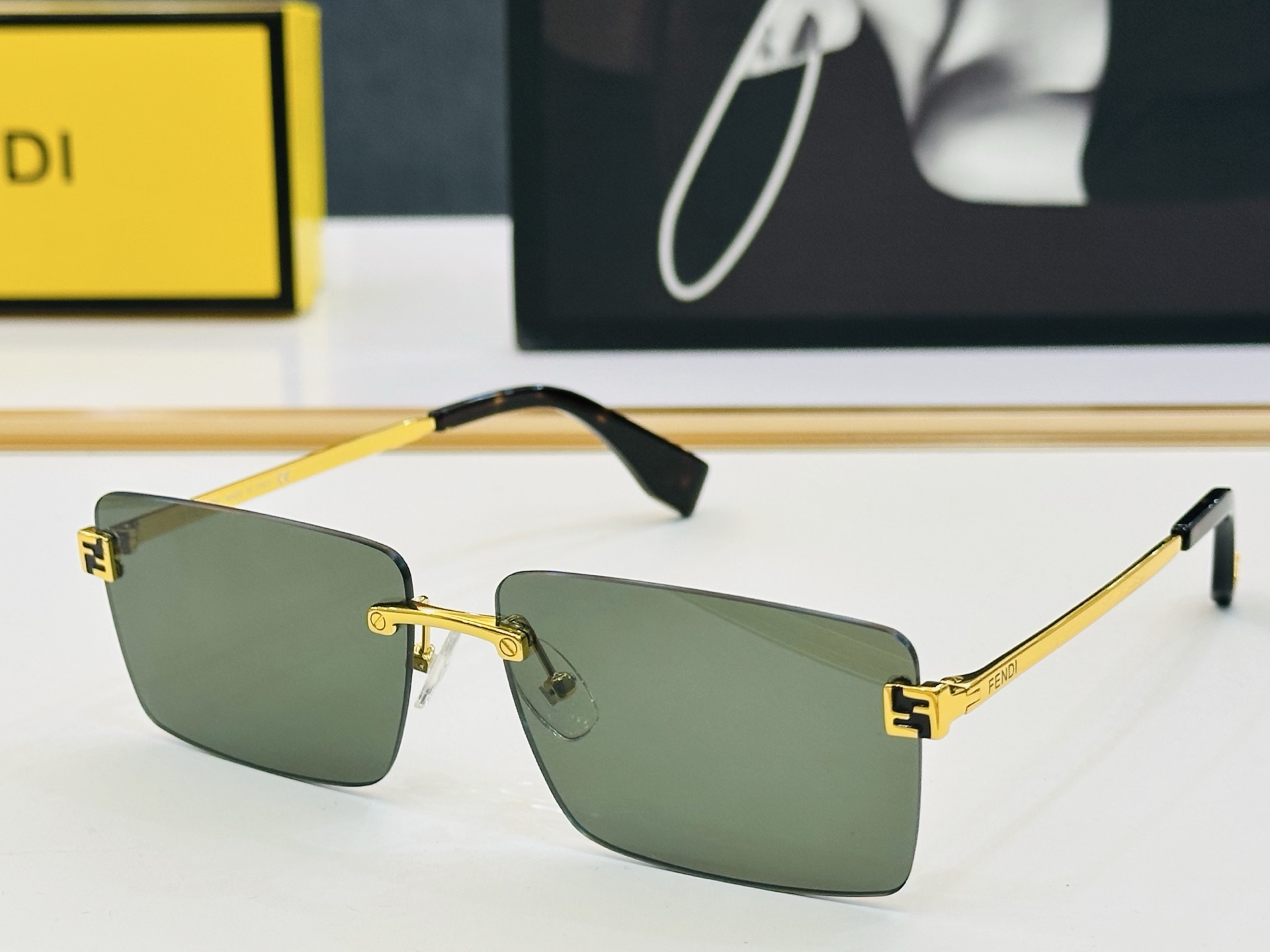 官网款 FenD* 芬家 原单时尚拉风太阳镜 FE40043U Size：58口13-145  F最好搭