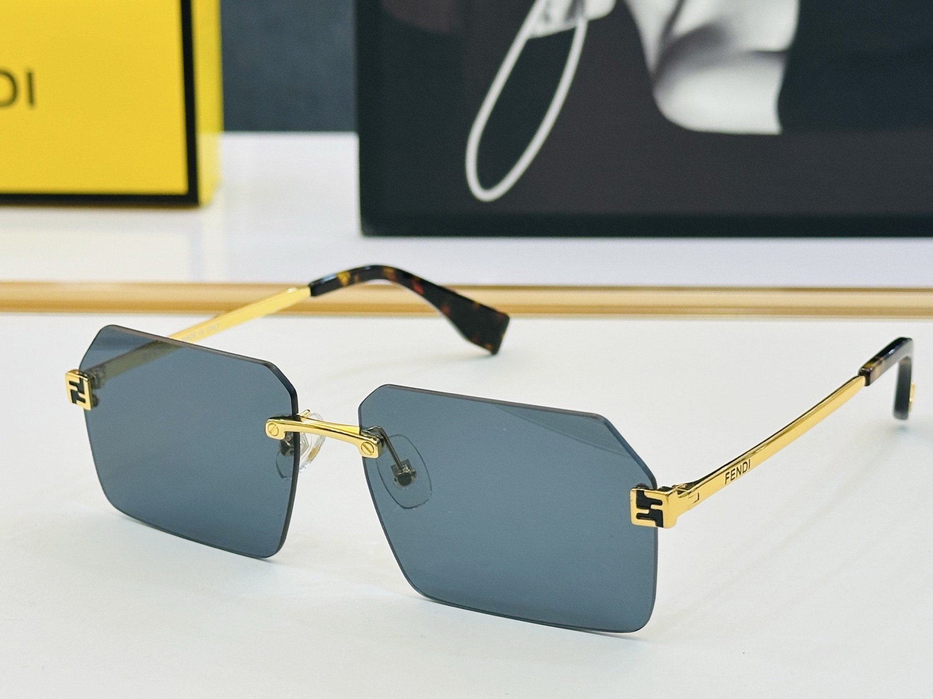 官网款 FenD* 芬家 原单时尚拉风太阳镜 FE40043U Size：58口13-145  F最好搭