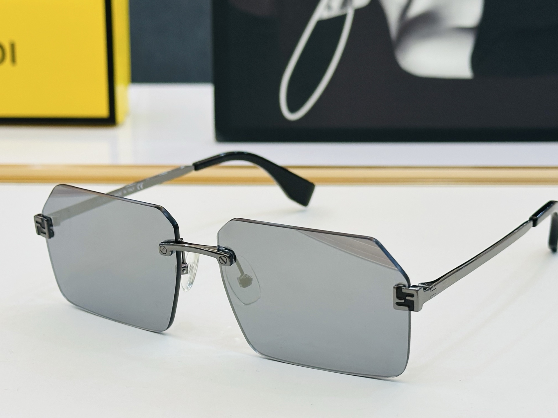 官网款 FenD* 芬家 原单时尚拉风太阳镜 FE40043U Size：58口13-145  F最好搭