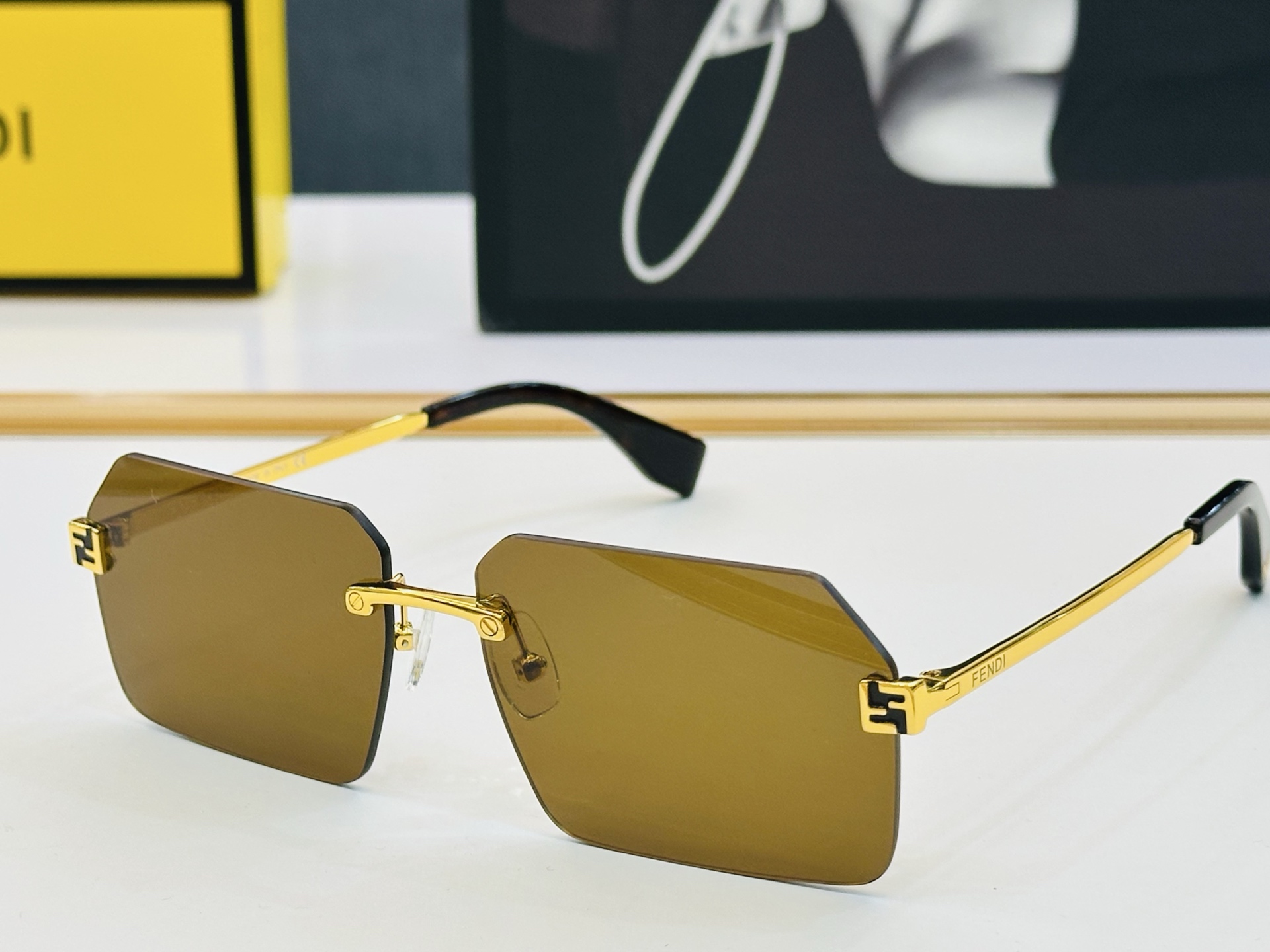 官网款 FenD* 芬家 原单时尚拉风太阳镜 FE40043U Size：58口13-145  F最好搭