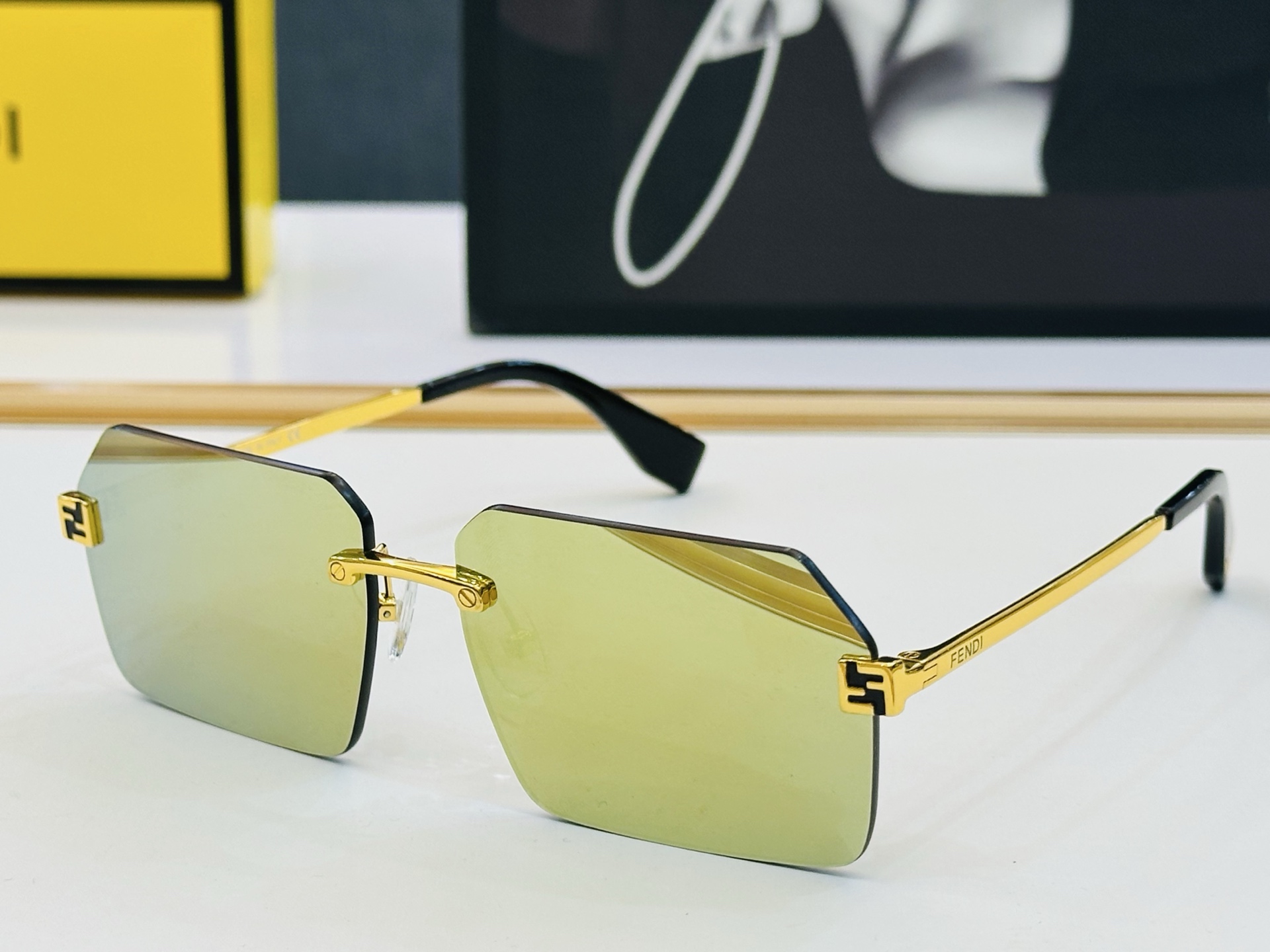 官网款 FenD* 芬家 原单时尚拉风太阳镜 FE40043U Size：58口13-145  F最好搭