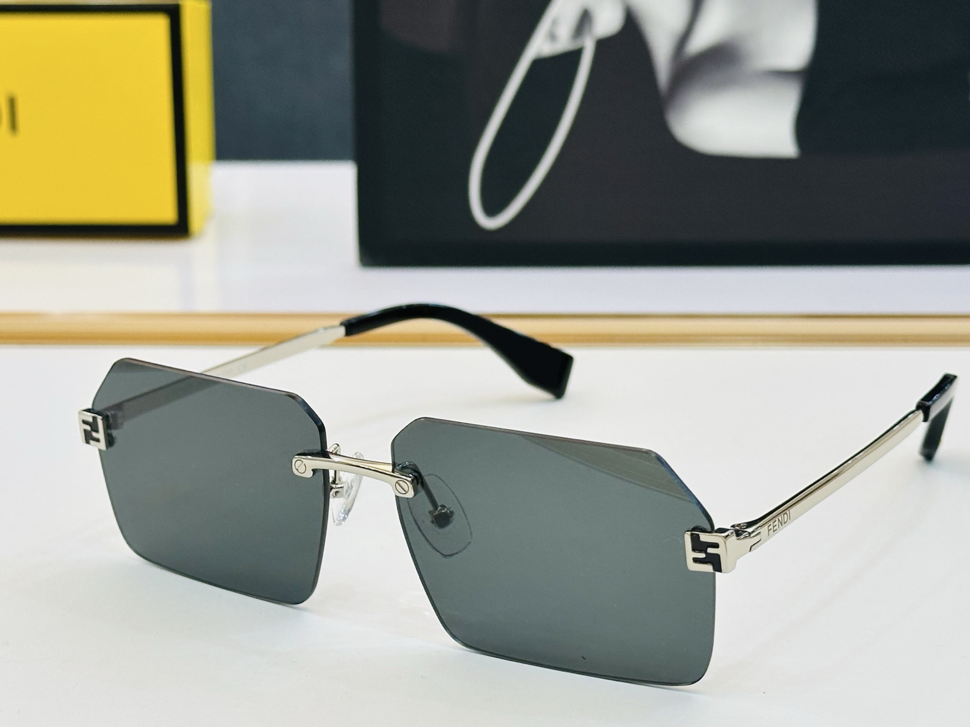 官网款 FenD* 芬家 原单时尚拉风太阳镜 FE40043U Size：58口13-145  F最好搭