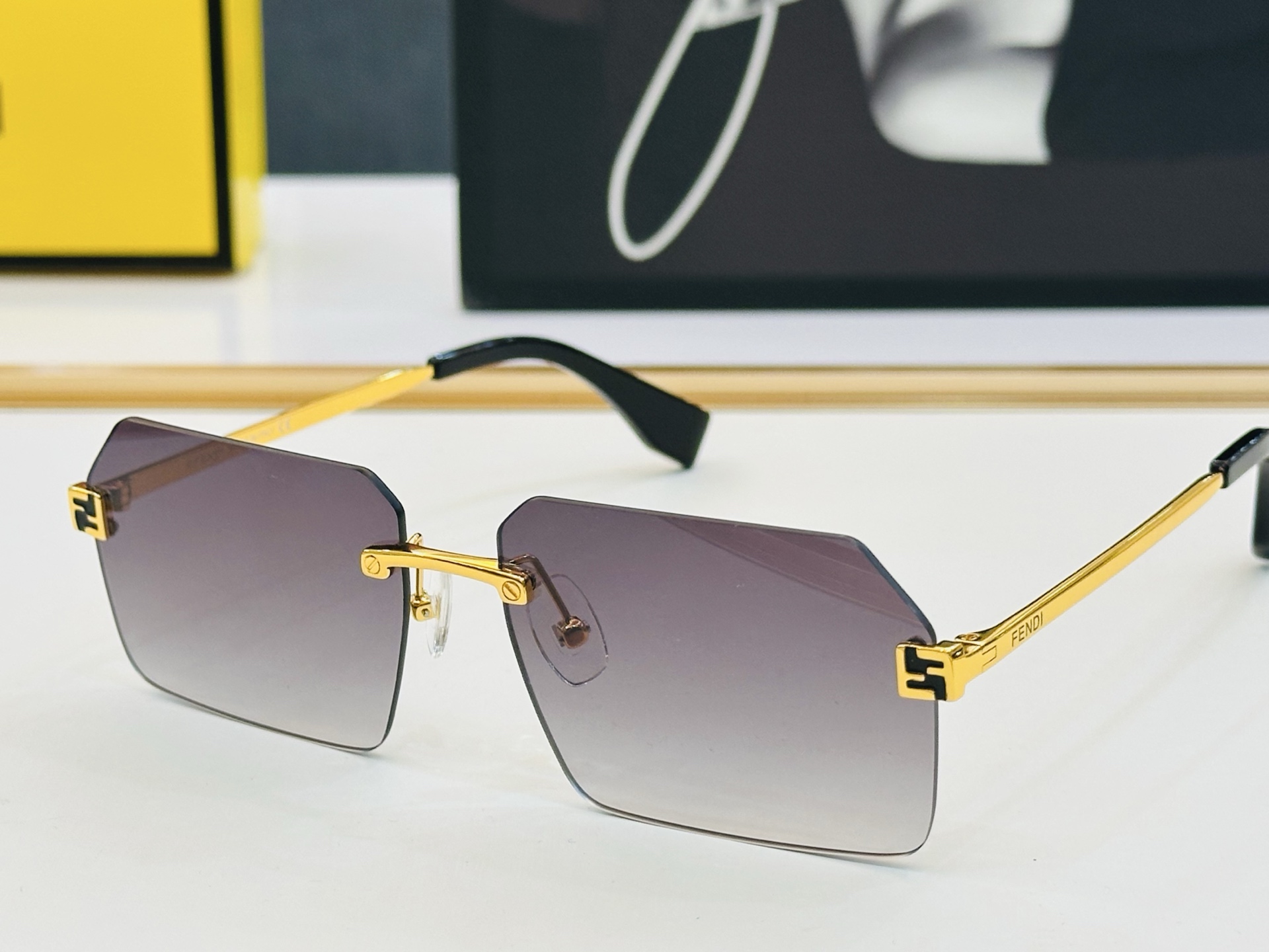 官网款 FenD* 芬家 原单时尚拉风太阳镜 FE40043U Size：58口13-145  F最好搭