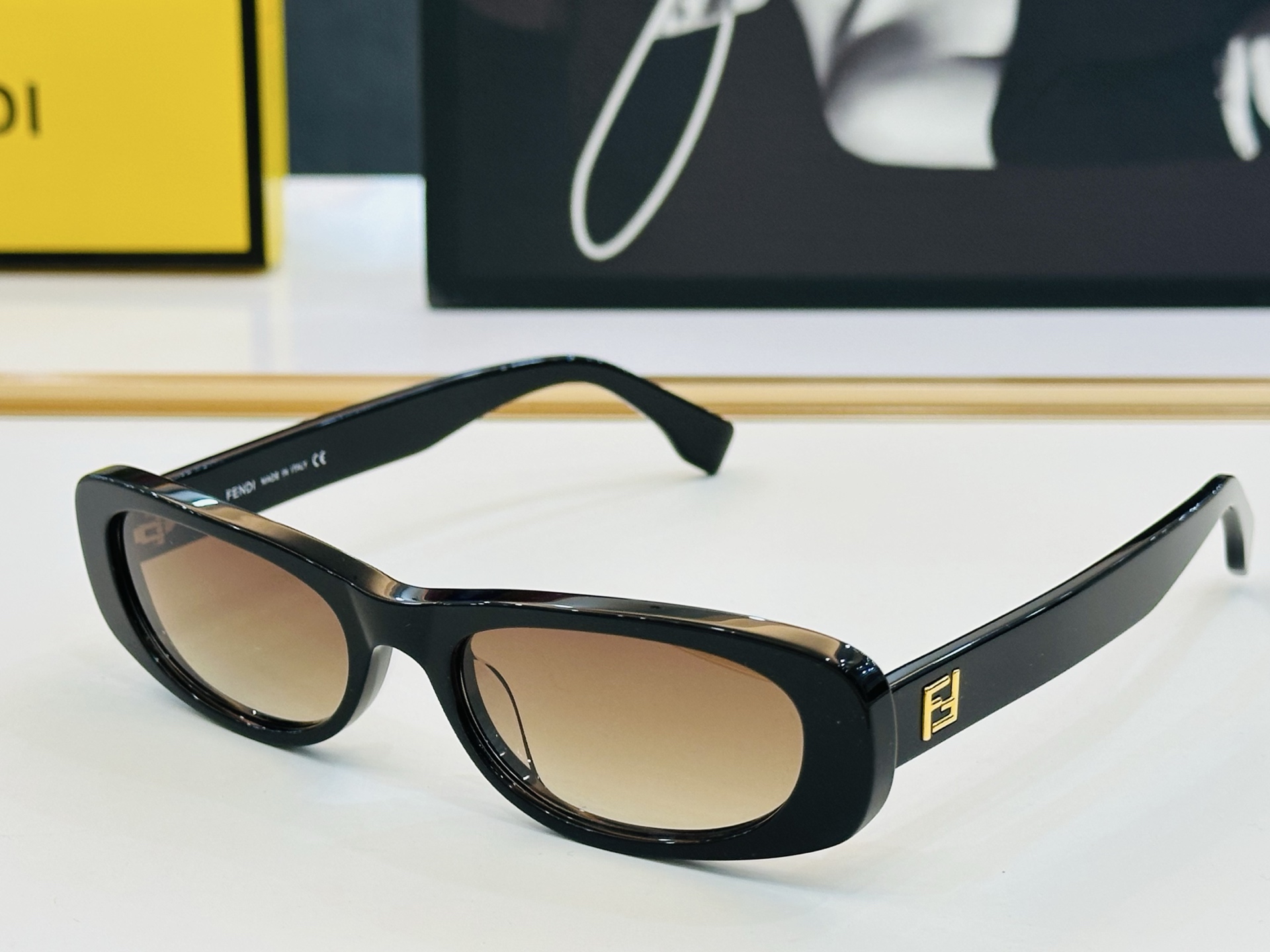 。新款FEND* FE40183 Size：53口19-145 🎁芬家 😀👏时尚经典  F太阳镜 
