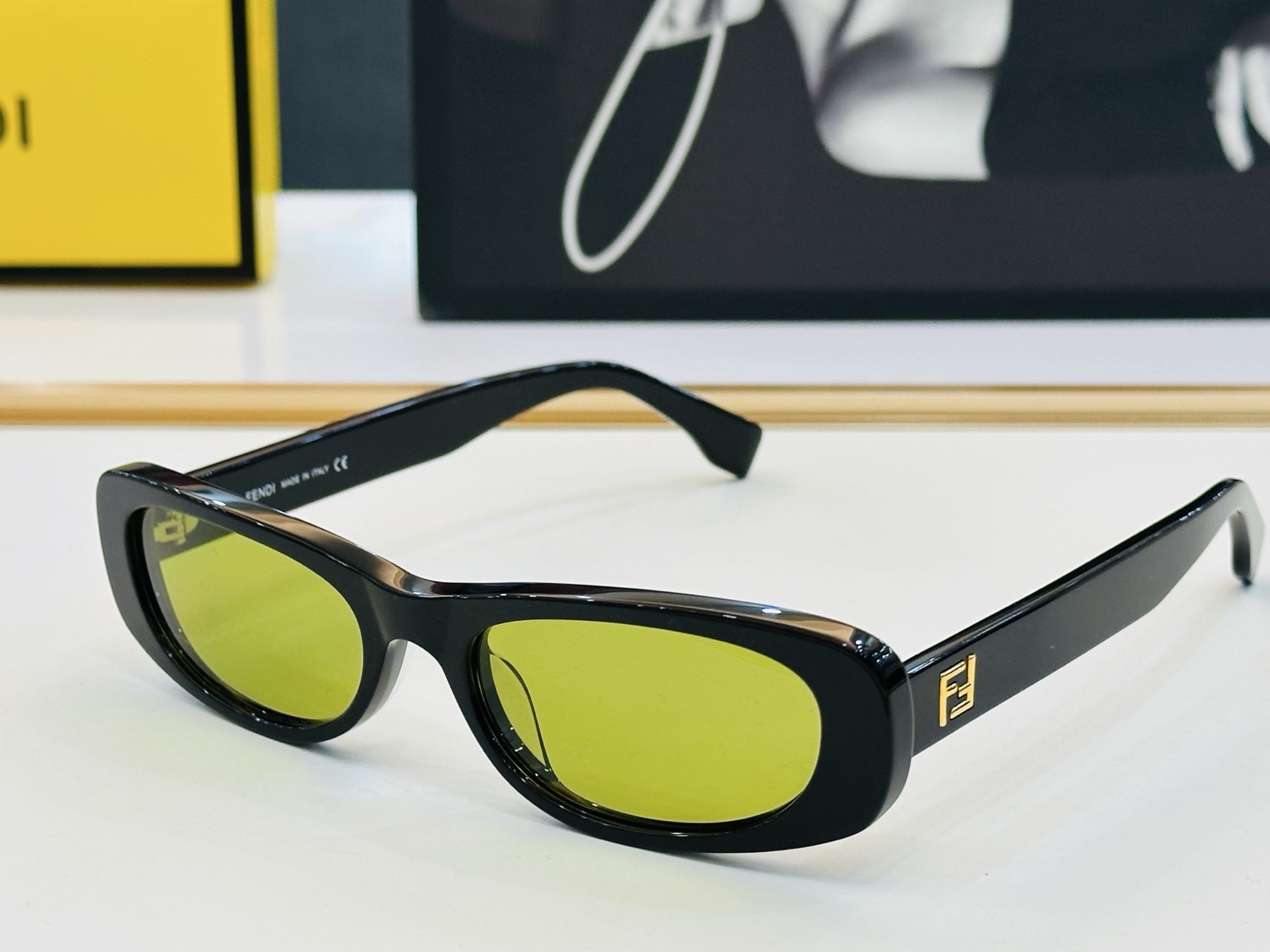 。新款FEND* FE40183 Size：53口19-145 🎁芬家 😀👏时尚经典  F太阳镜 
