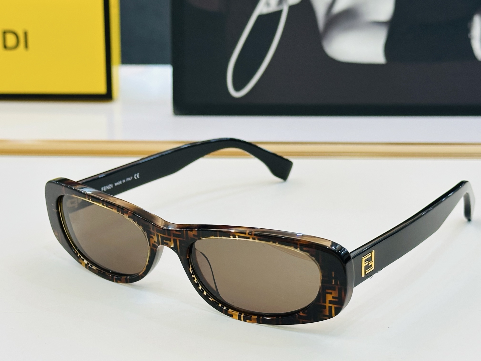 。新款FEND* FE40183 Size：53口19-145 🎁芬家 😀👏时尚经典  F太阳镜 
