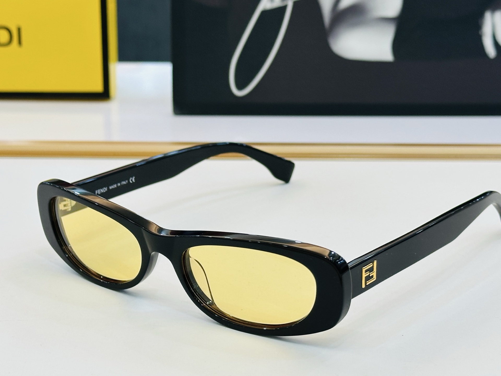 。新款FEND* FE40183 Size：53口19-145 🎁芬家 😀👏时尚经典  F太阳镜 
