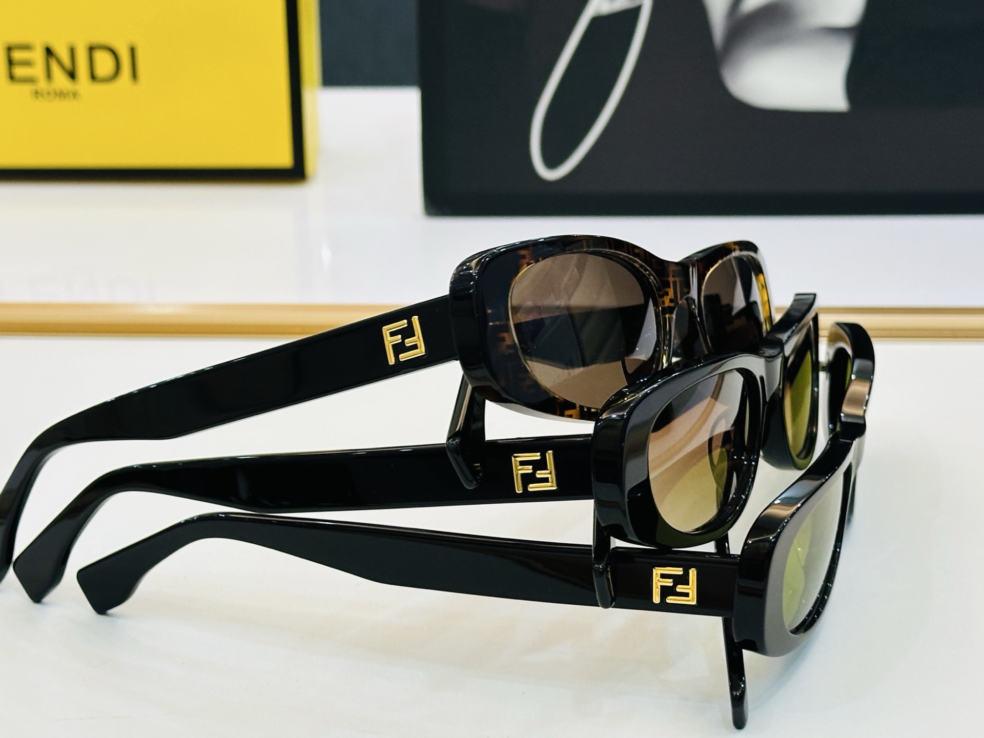 。新款FEND* FE40183 Size：53口19-145 🎁芬家 😀👏时尚经典  F太阳镜 
