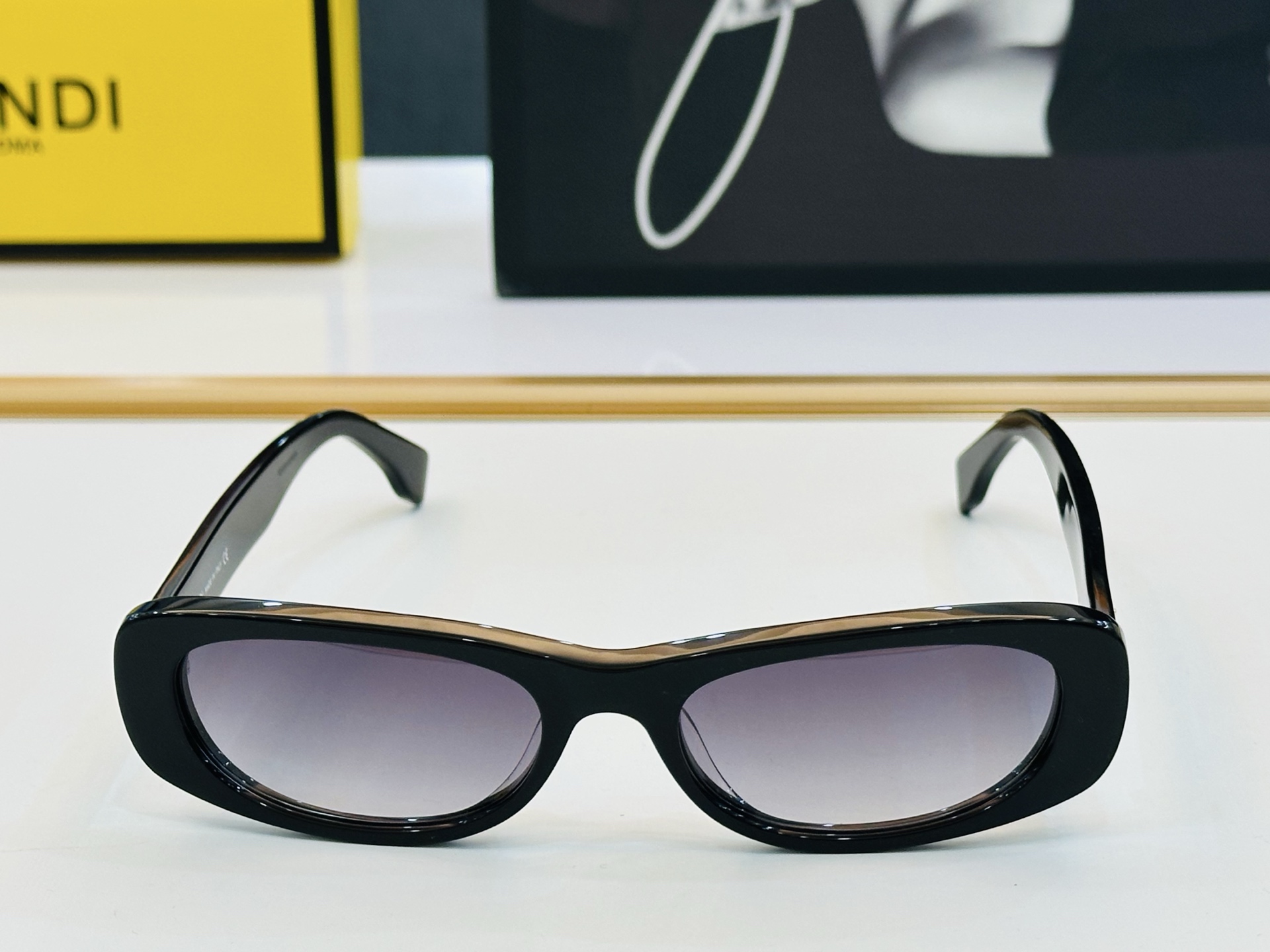 。新款FEND* FE40183 Size：53口19-145 🎁芬家 😀👏时尚经典  F太阳镜 
