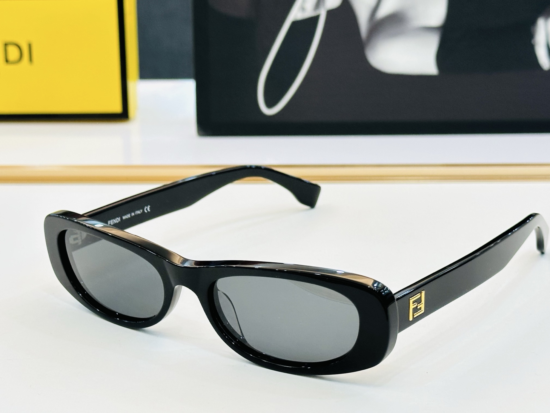 。新款FEND* FE40183 Size：53口19-145 🎁芬家 😀👏时尚经典  F太阳镜 
