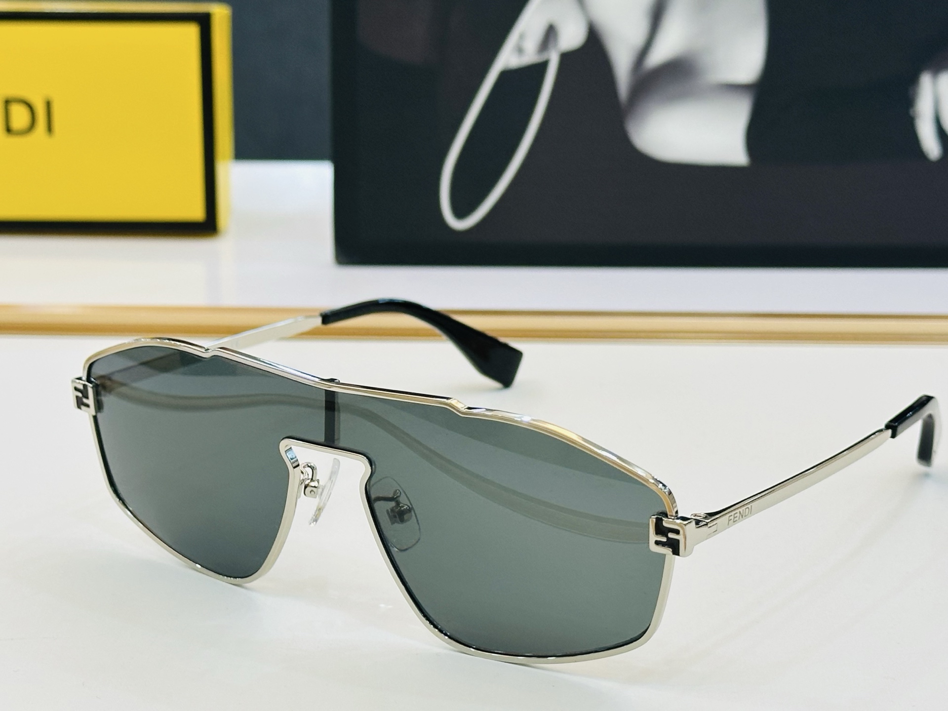 FEND* 芬家 FE40129U Size：145口1-145 👍👍标新立异 👄👄F 适合各种脸型 