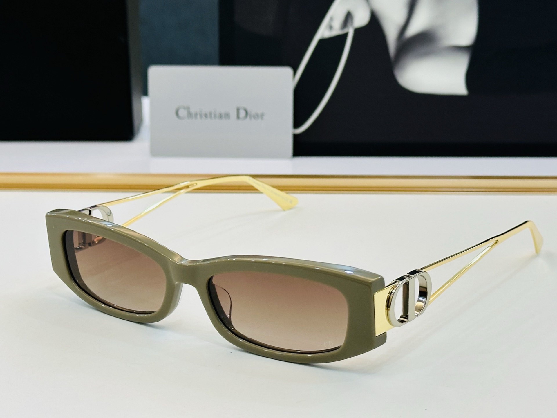 🔻🔻🔻DIO* CDICon SI4F 迪家 Size：57口17-135 😎🔆。。搭配镜腿精致配饰 F