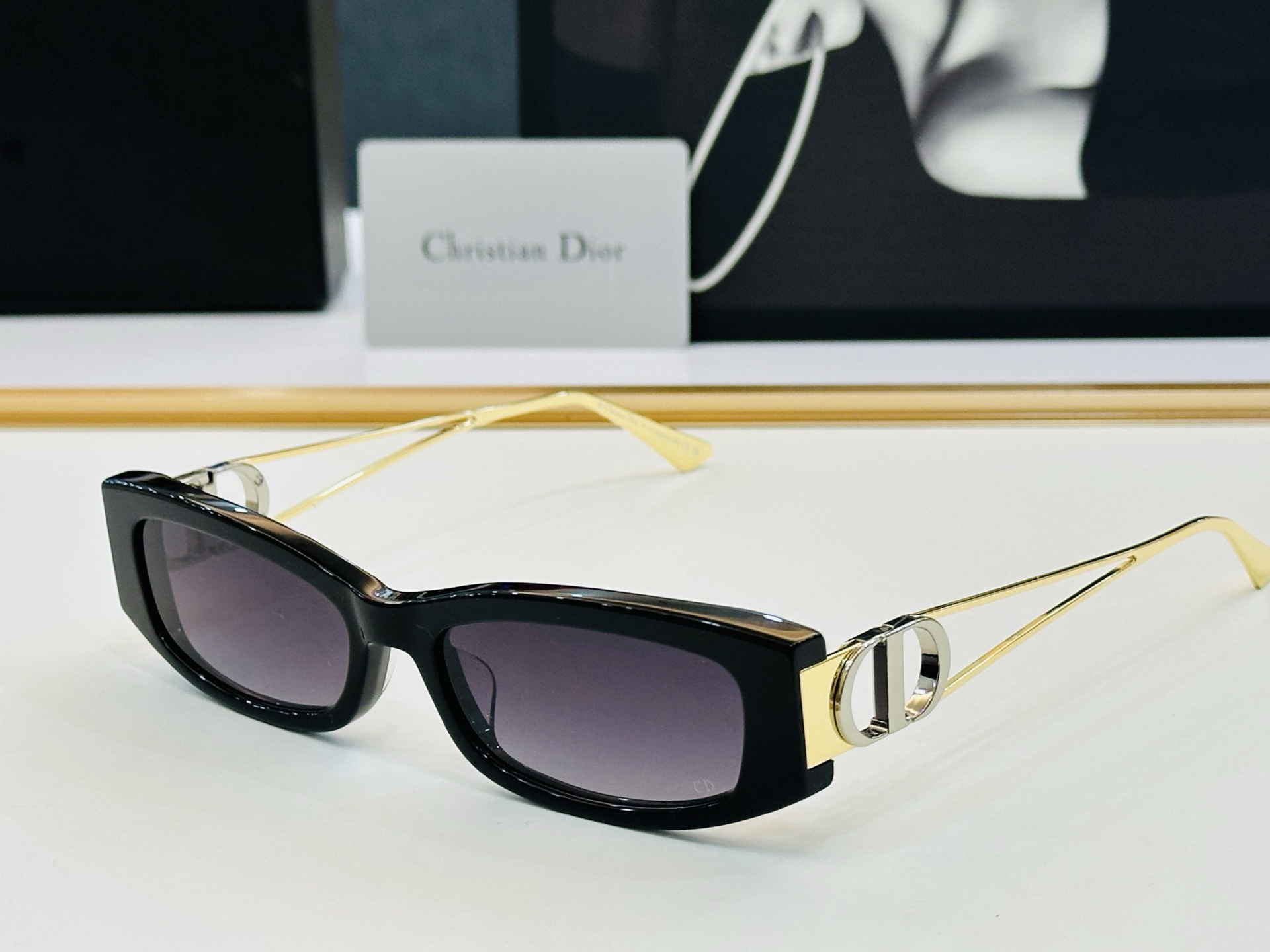 🔻🔻🔻DIO* CDICon SI4F 迪家 Size：57口17-135 😎🔆。。搭配镜腿精致配饰 F