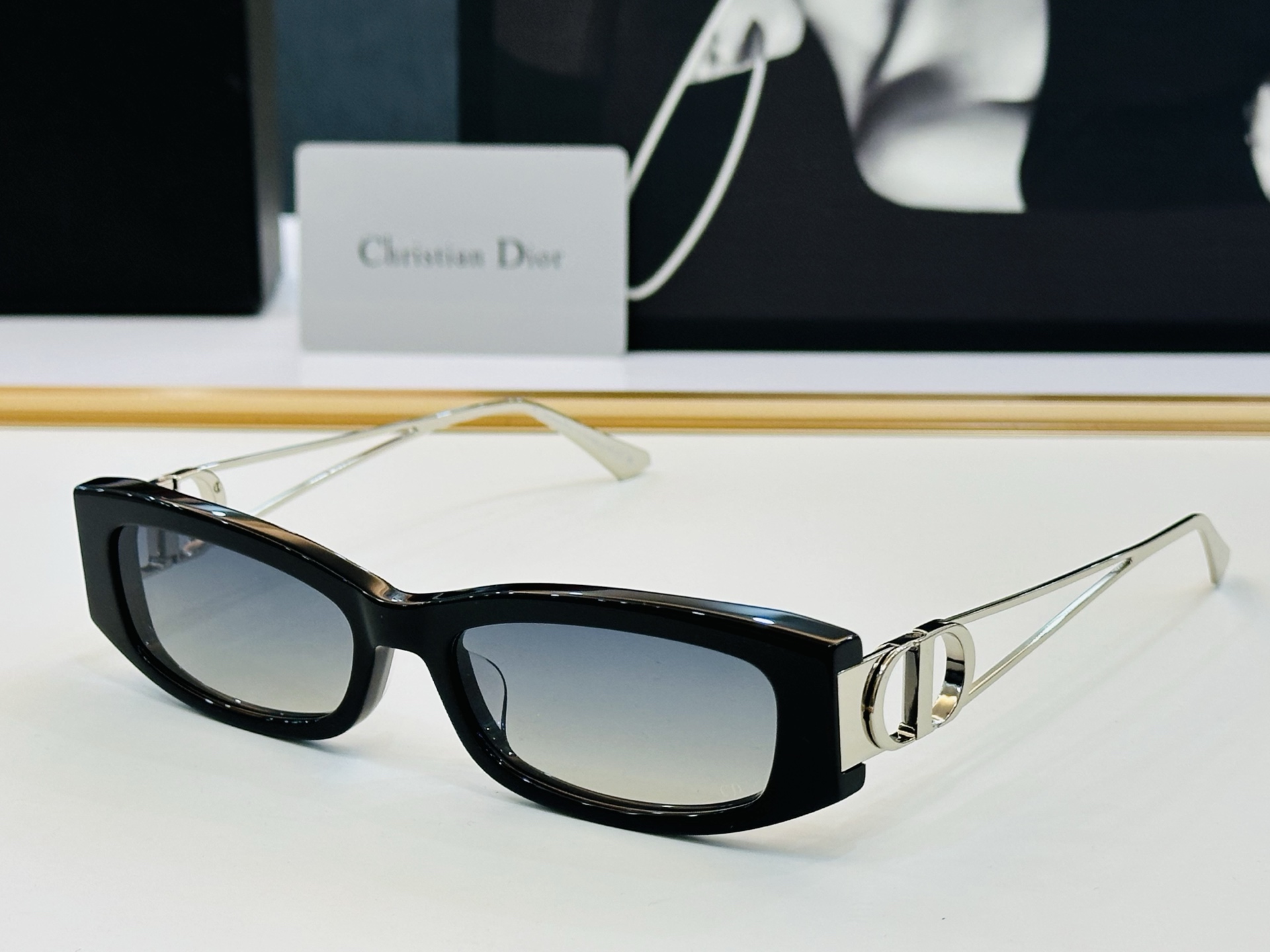 🔻🔻🔻DIO* CDICon SI4F 迪家 Size：57口17-135 😎🔆。。搭配镜腿精致配饰 F