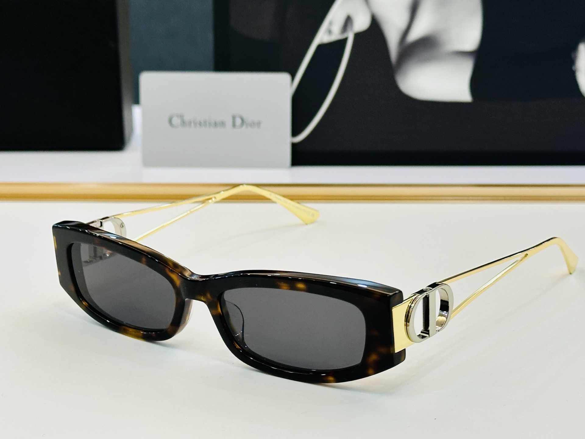 🔻🔻🔻DIO* CDICon SI4F 迪家 Size：57口17-135 😎🔆。。搭配镜腿精致配饰 F