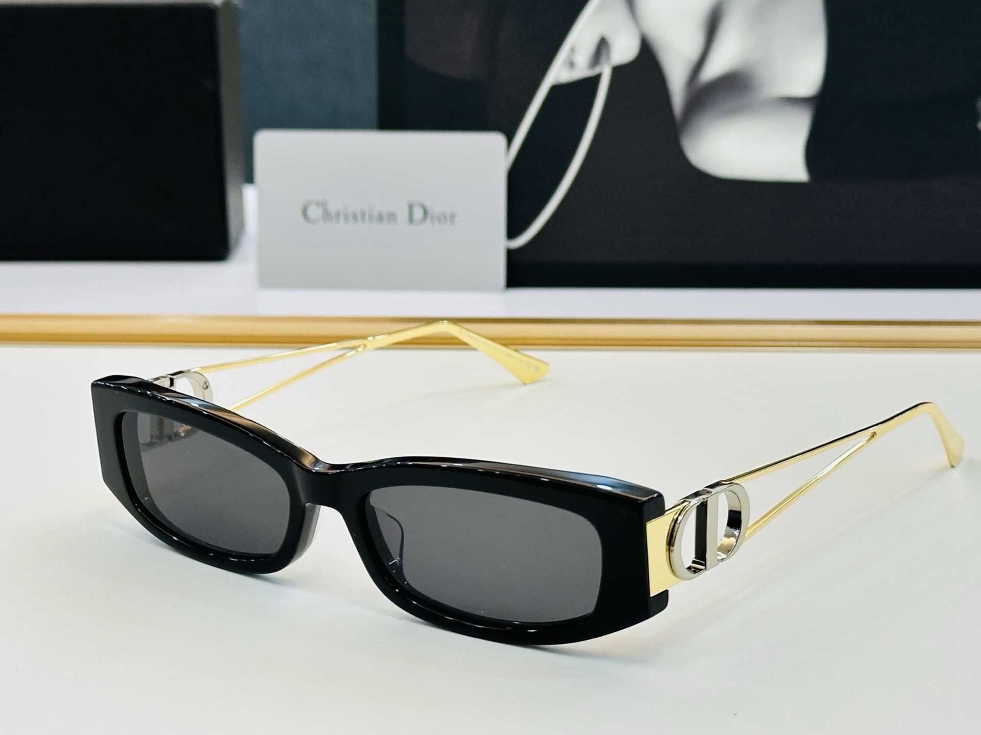 🔻🔻🔻DIO* CDICon SI4F 迪家 Size：57口17-135 😎🔆。。搭配镜腿精致配饰 F