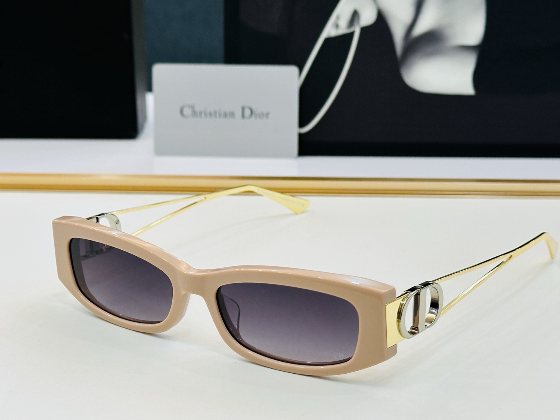 🔻🔻🔻DIO* CDICon SI4F 迪家 Size：57口17-135 😎🔆。。搭配镜腿精致配饰 F