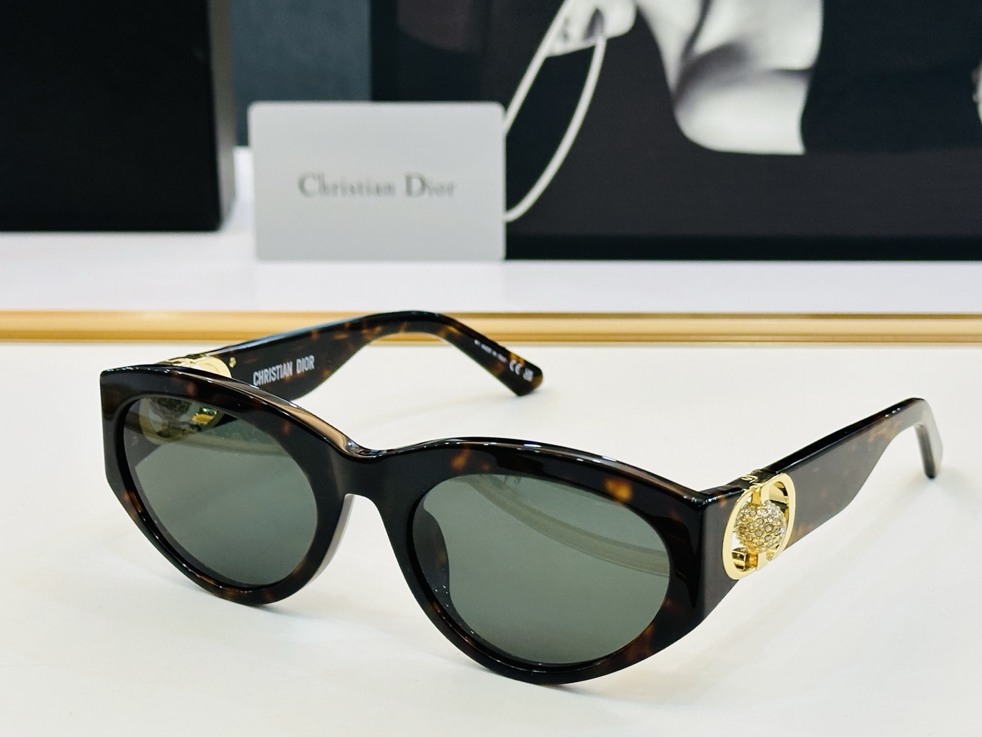 🔻🔻🔻DIO* CDICon B7F 迪家 Size：56口20-135 😎🔆。。搭配镜腿精致配饰 FD