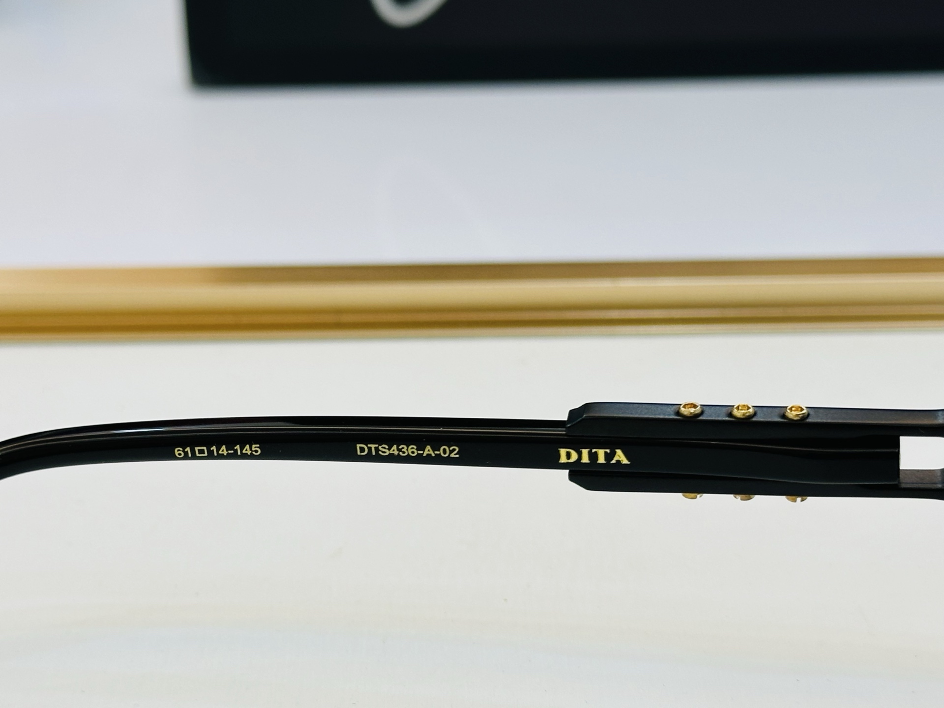 官网款 DlT* 迪塔 DTS436  Size：61口14-145 意大利最新原单货 得意得意男款太阳