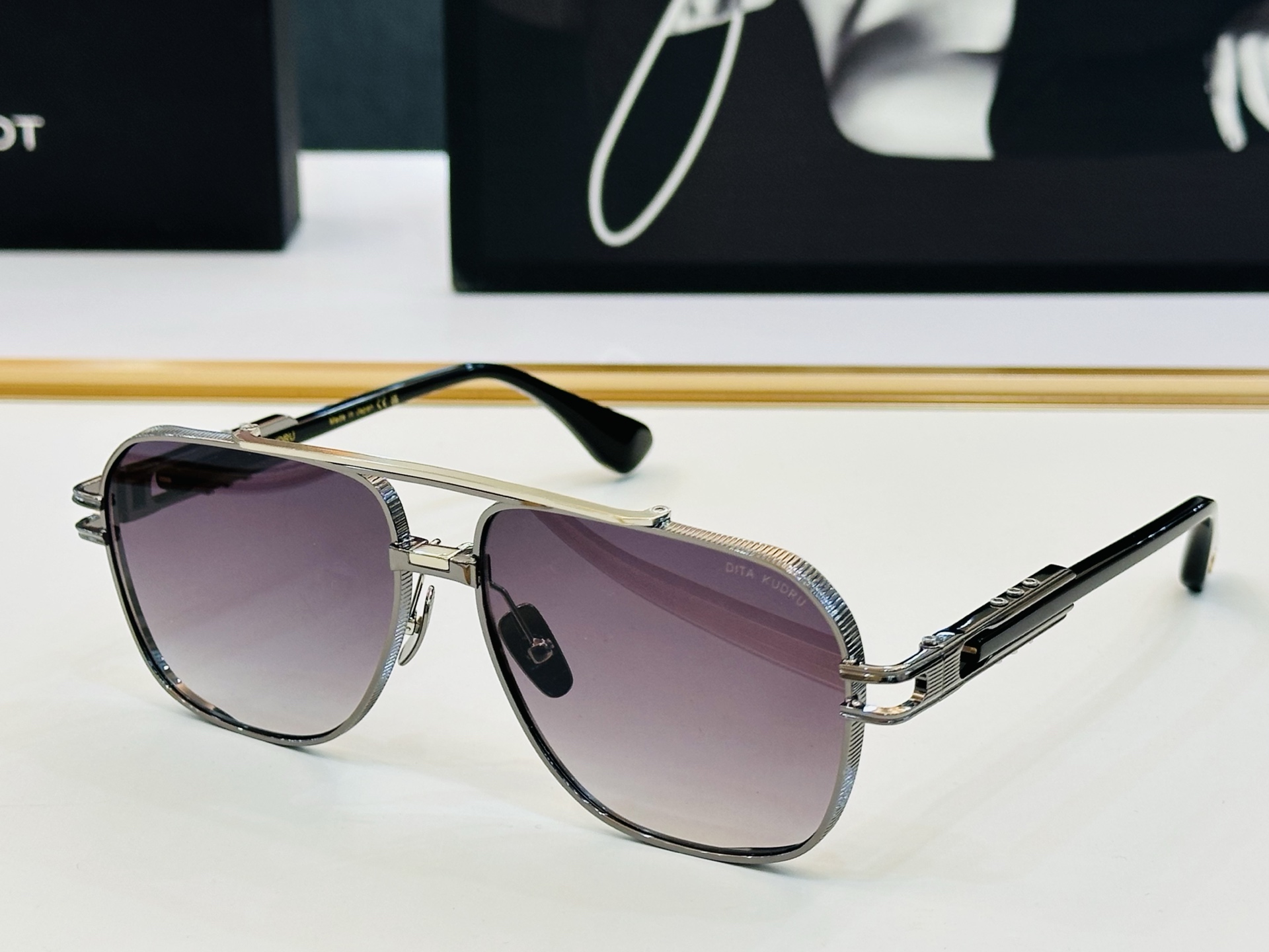 官网款 DlT* 迪塔 DTS436  Size：61口14-145 意大利最新原单货 得意得意男款太阳